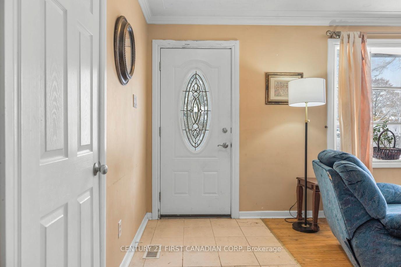 Photo 6 of 636 Glengyle Crescent, London, North H — HOMEH