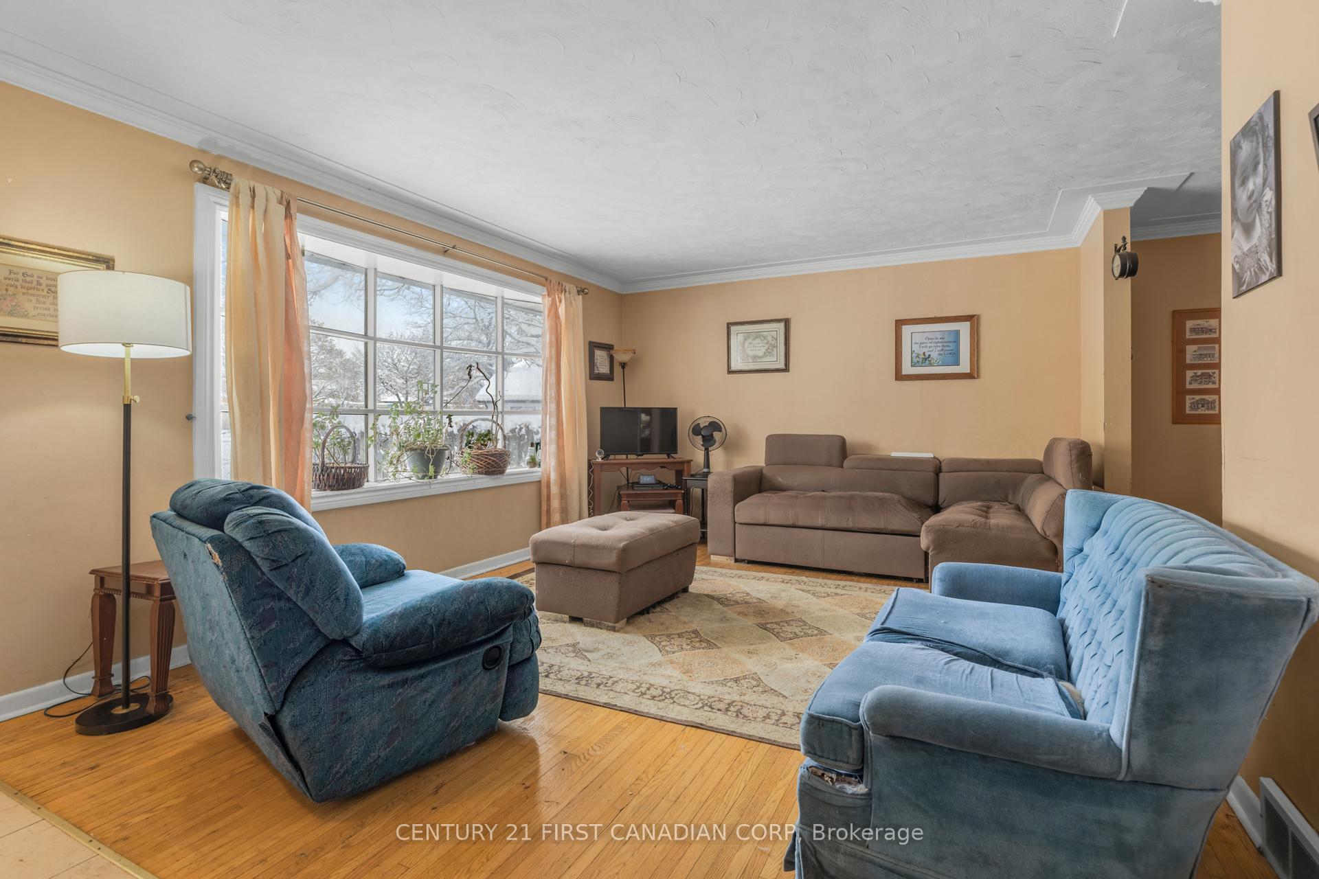 Photo 7 of 636 Glengyle Crescent, London, North H — HOMEH