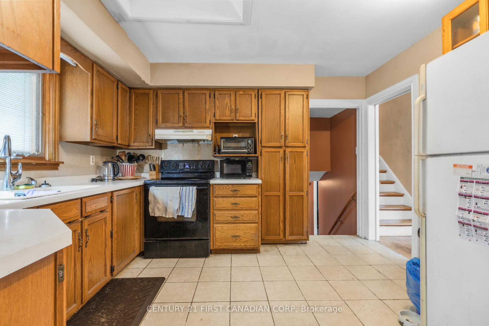 Photo 10 of 636 Glengyle Crescent, London, North H — HOMEH