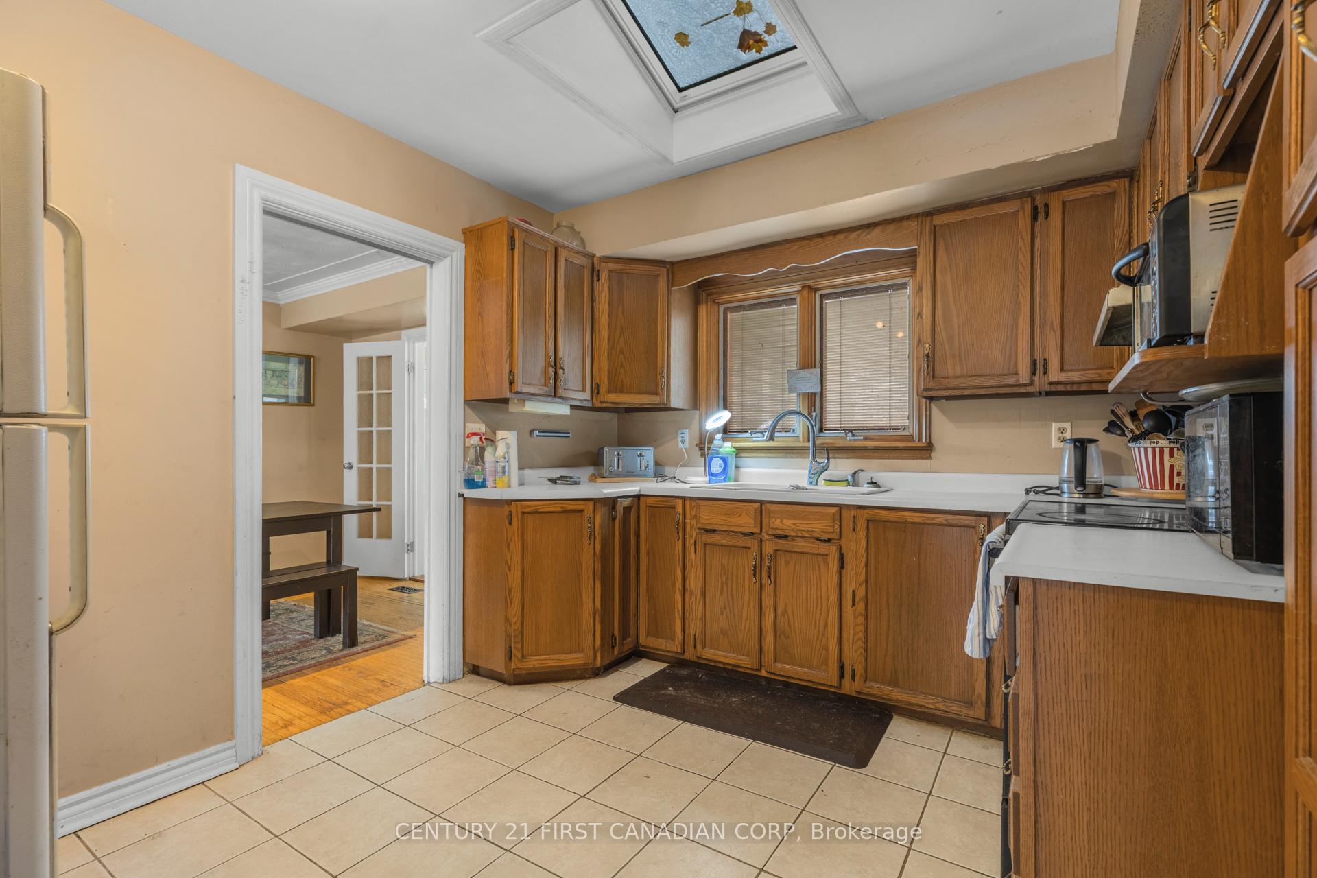 Photo 11 of 636 Glengyle Crescent, London, North H — HOMEH