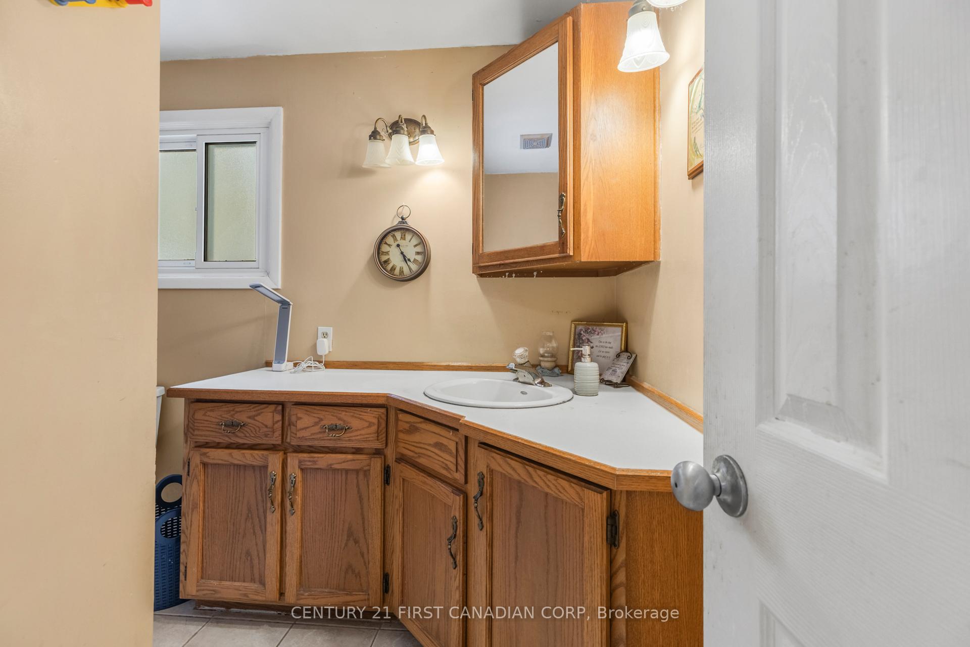 Photo 16 of 636 Glengyle Crescent, London, North H — HOMEH