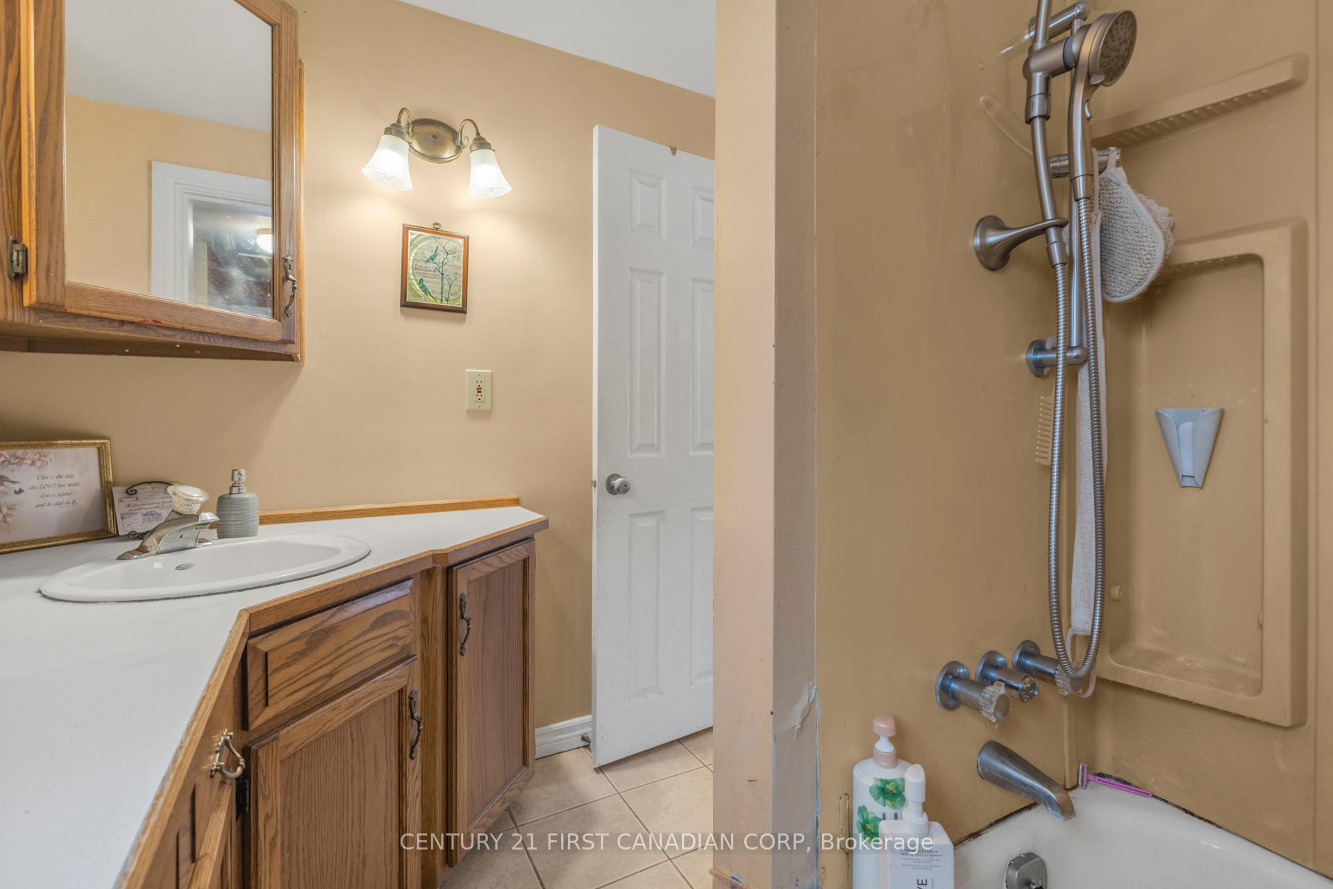 Photo 17 of 636 Glengyle Crescent, London, North H — HOMEH