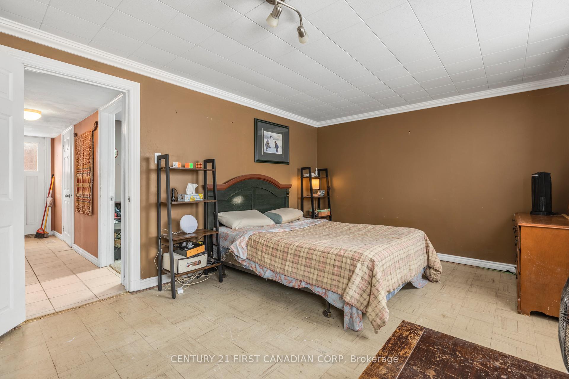 Photo 19 of 636 Glengyle Crescent, London, North H — HOMEH