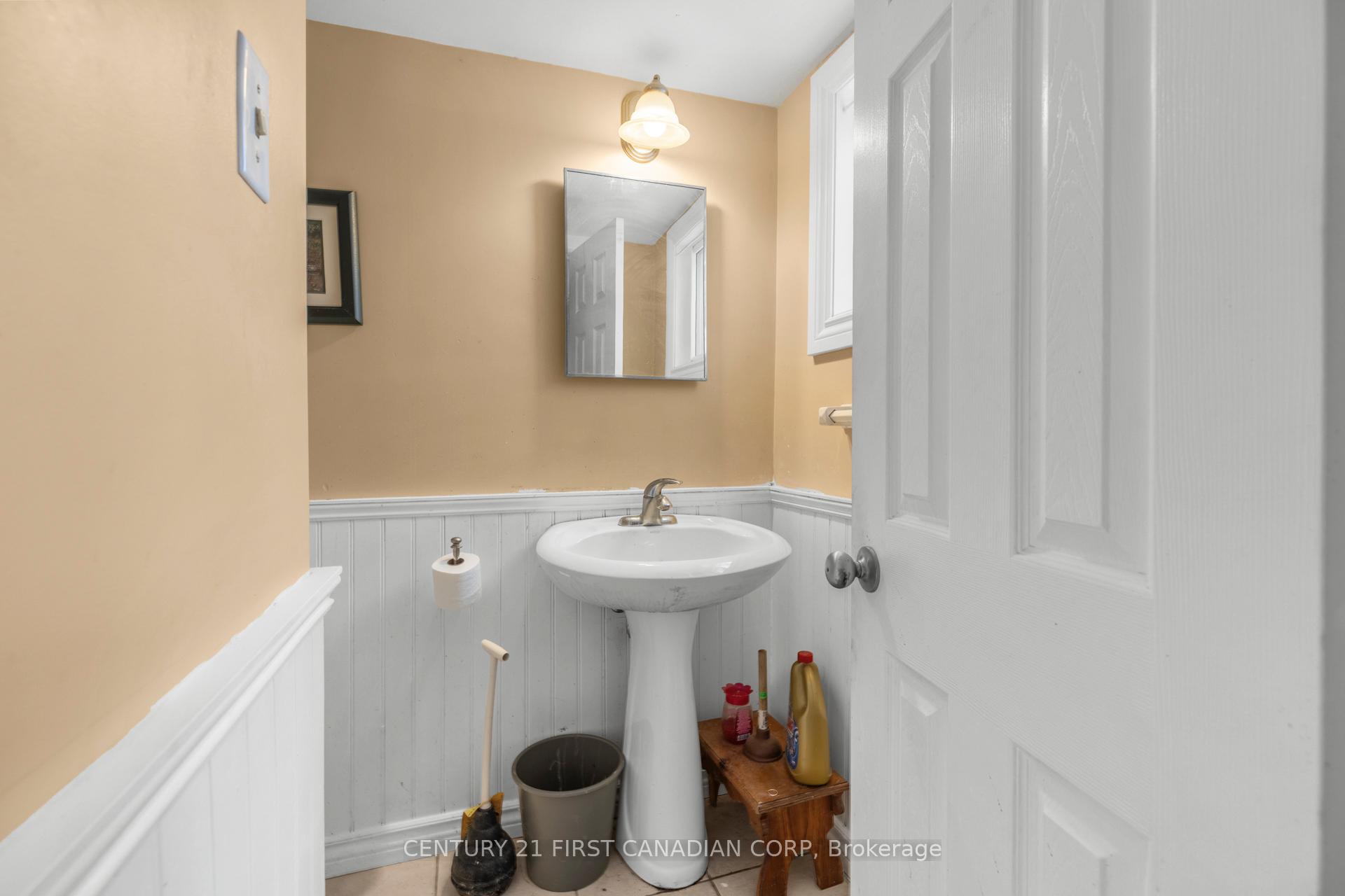 Photo 21 of 636 Glengyle Crescent, London, North H — HOMEH