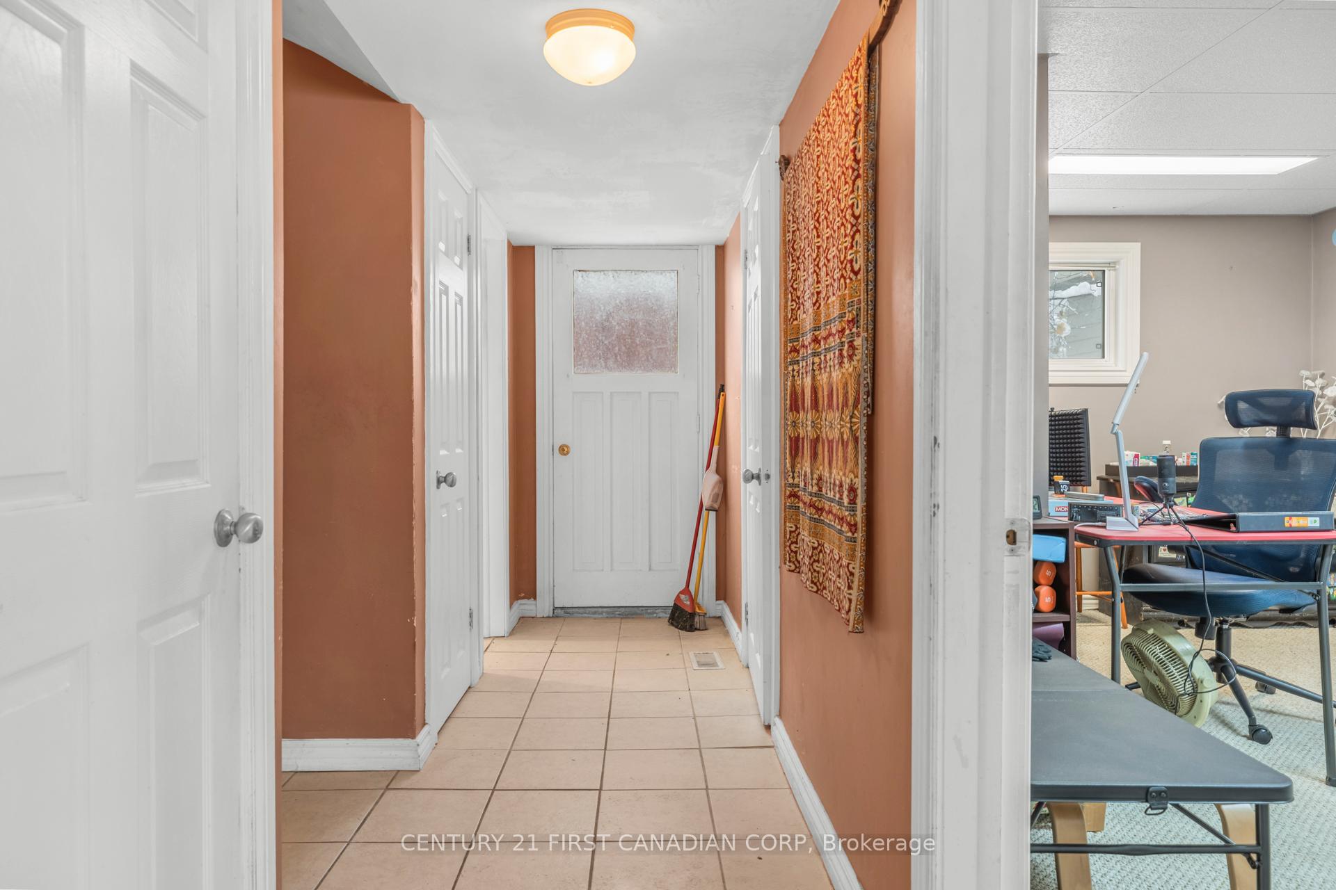 Photo 22 of 636 Glengyle Crescent, London, North H — HOMEH