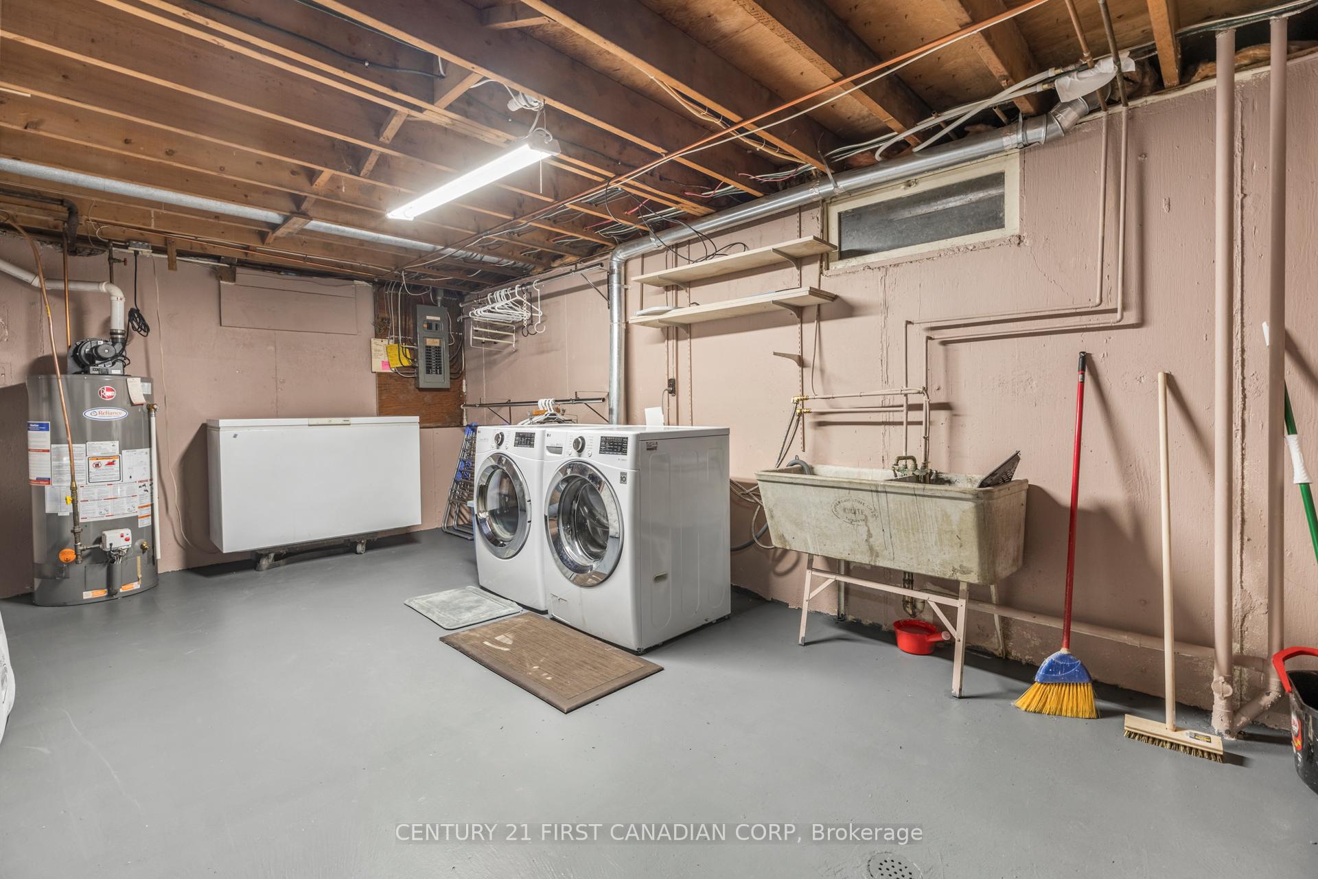 Photo 23 of 636 Glengyle Crescent, London, North H — HOMEH