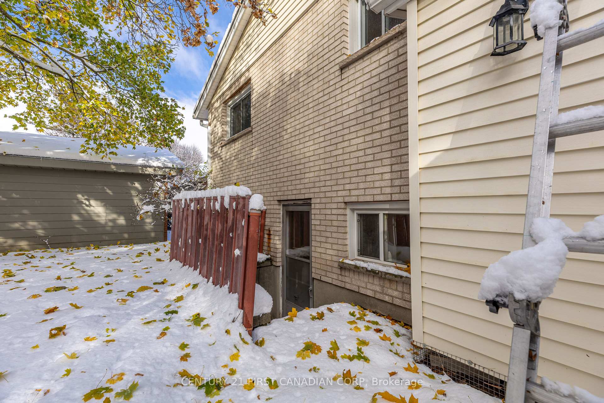 Photo 26 of 636 Glengyle Crescent, London, North H — HOMEH