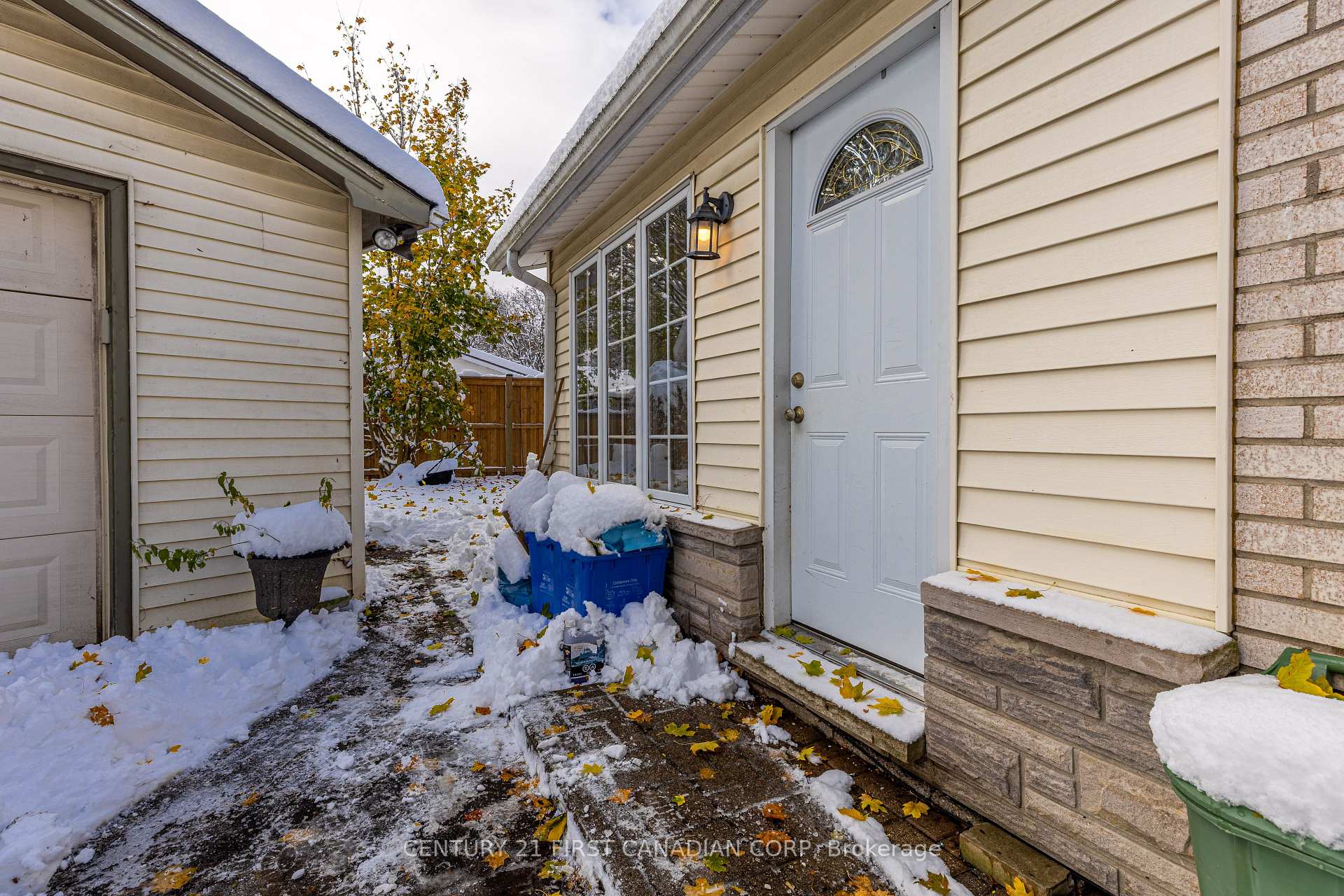 Photo 27 of 636 Glengyle Crescent, London, North H — HOMEH