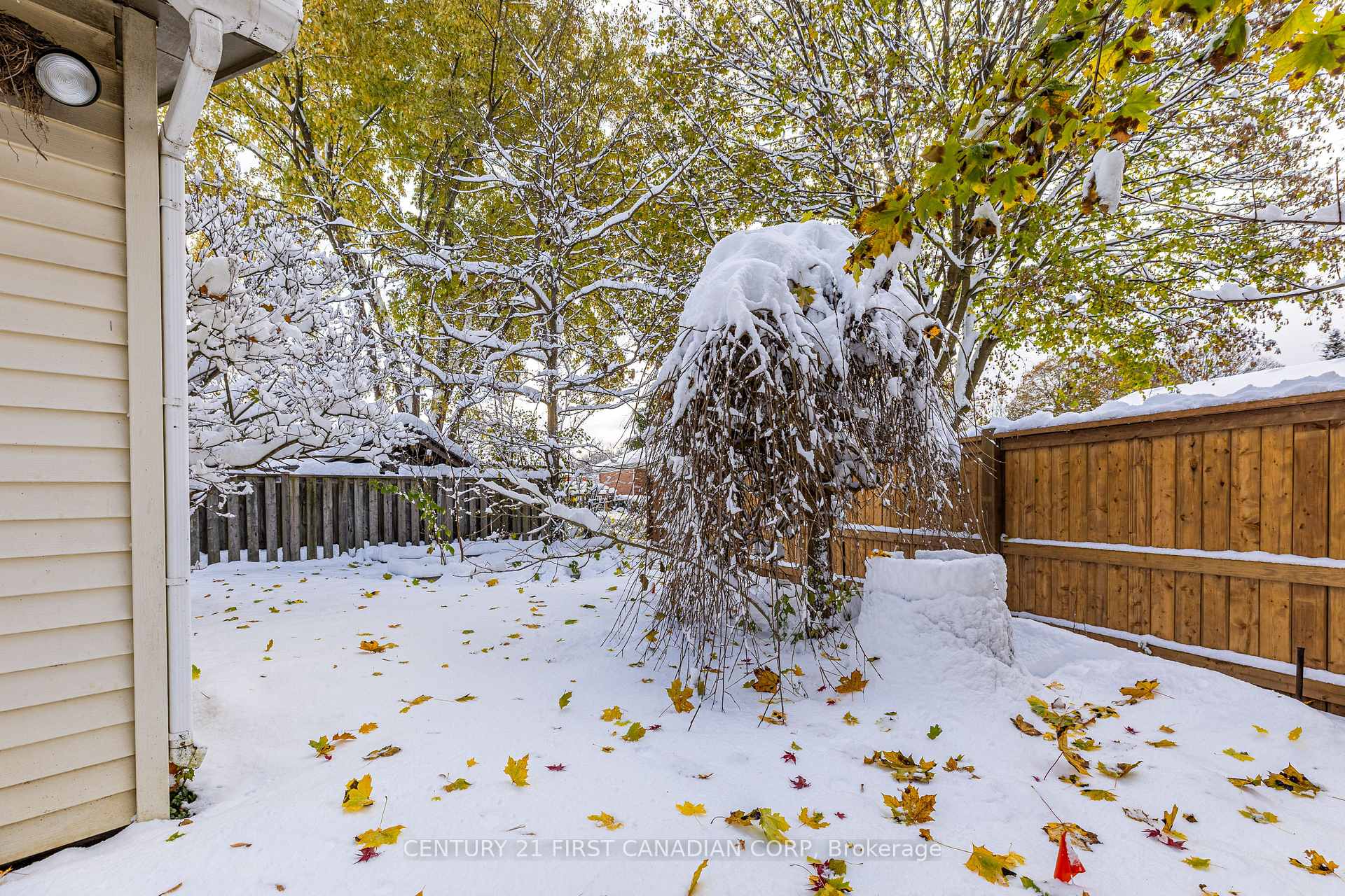 Photo 28 of 636 Glengyle Crescent, London, North H — HOMEH
