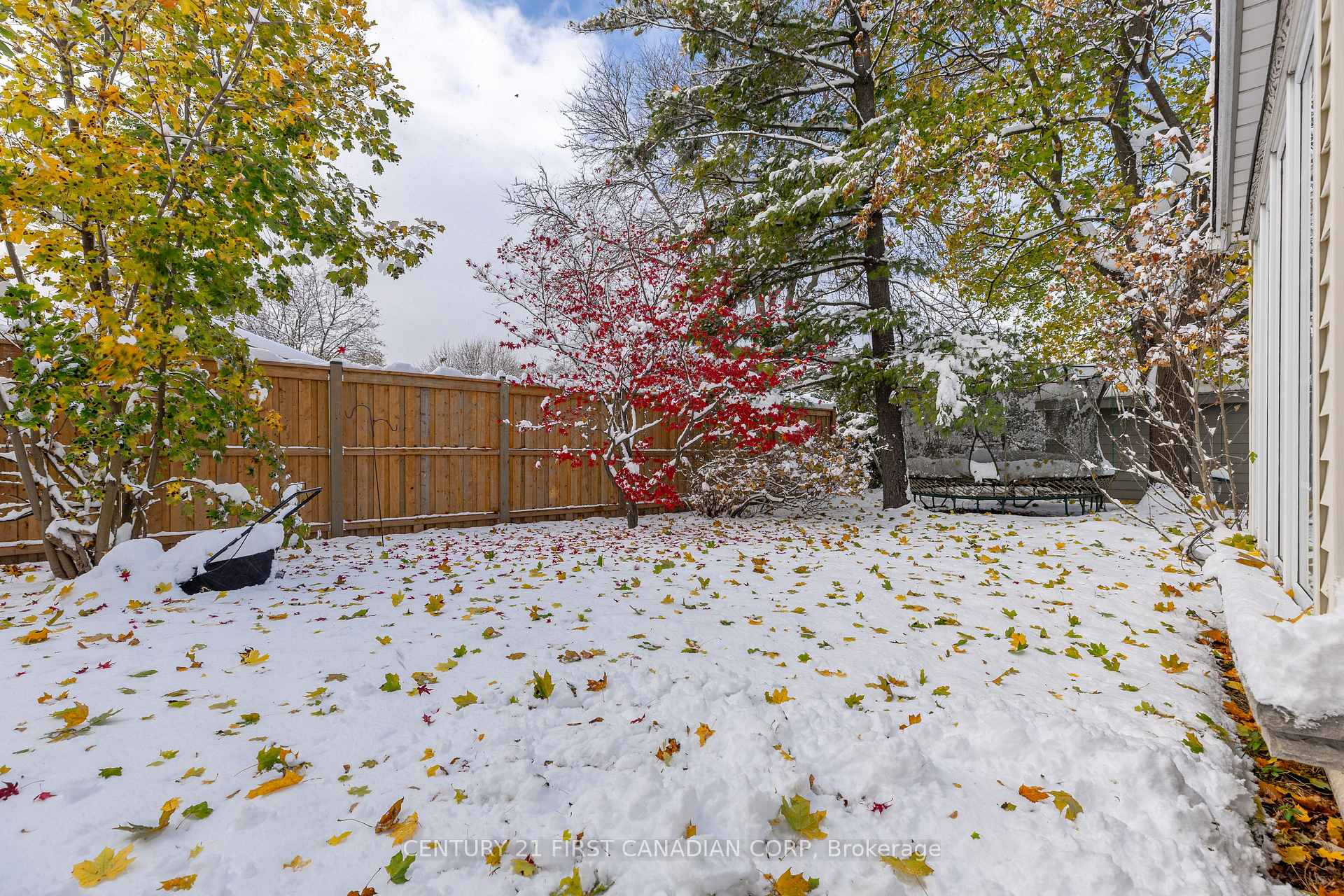 Photo 29 of 636 Glengyle Crescent, London, North H — HOMEH
