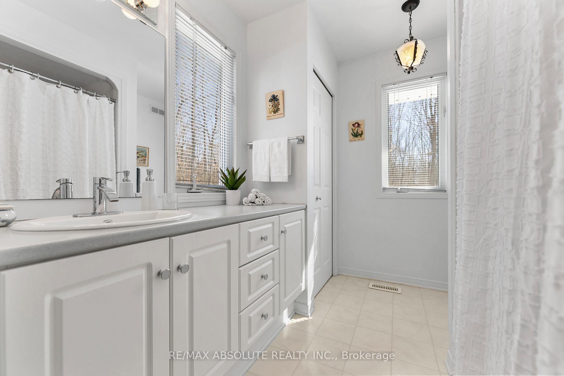 Photo 18 of 123 Woodridge Crescent, McNab/Braeside, Mcnab/Braeside Twps — HOMEH