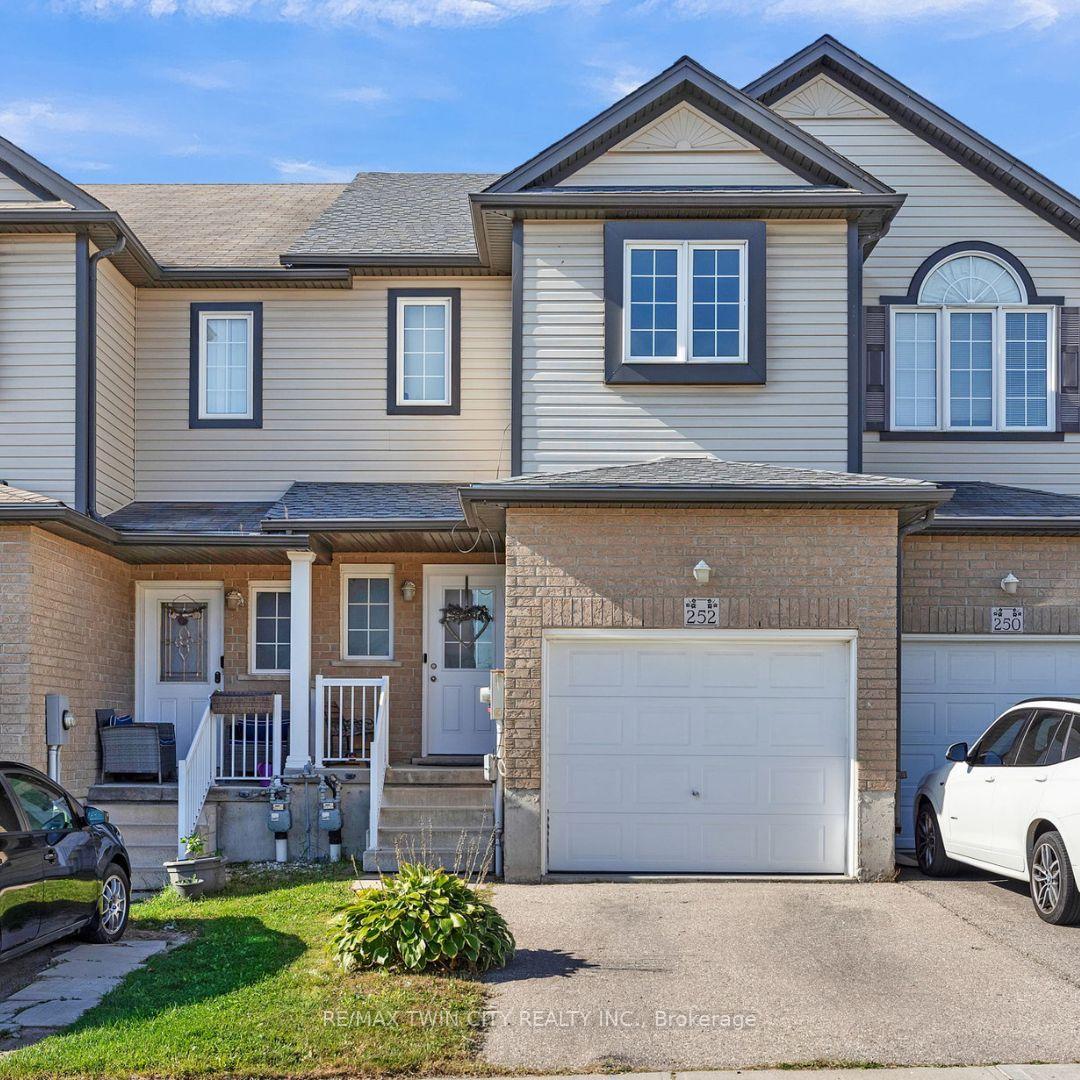 Front of 252 Countrystone Crescent