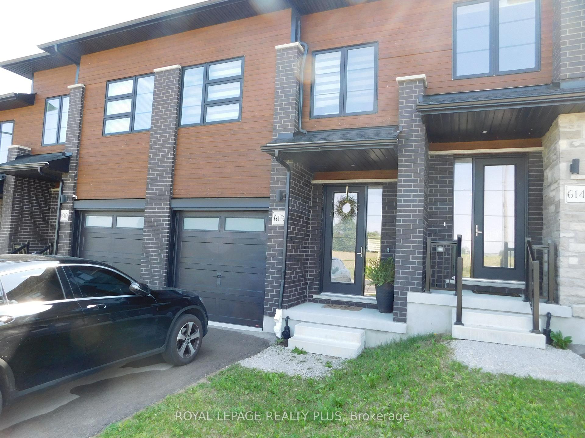 Photo 3 of 612 Caryndale Drive, Kitchener — HOMEH