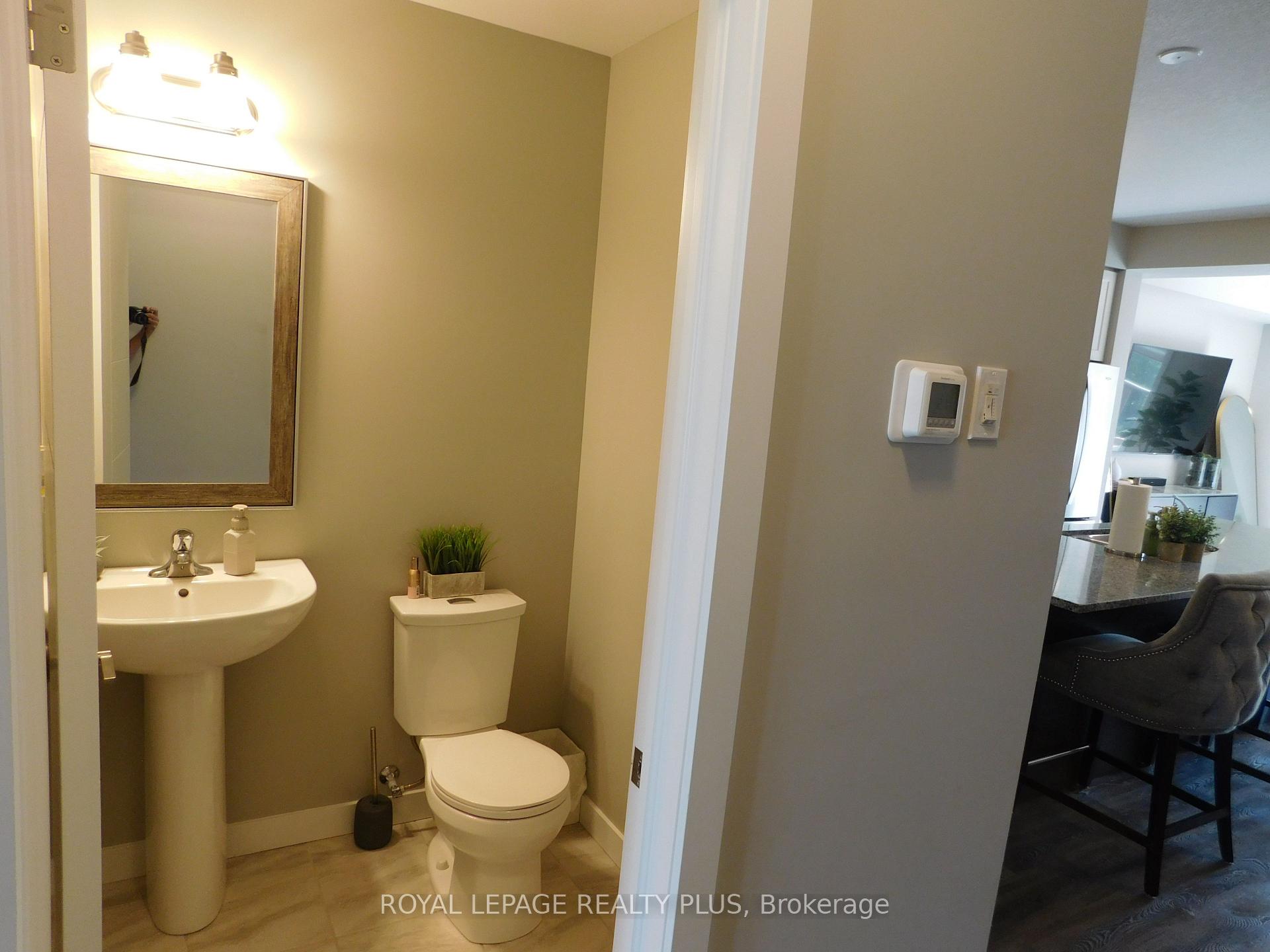Photo 11 of 612 Caryndale Drive, Kitchener — HOMEH