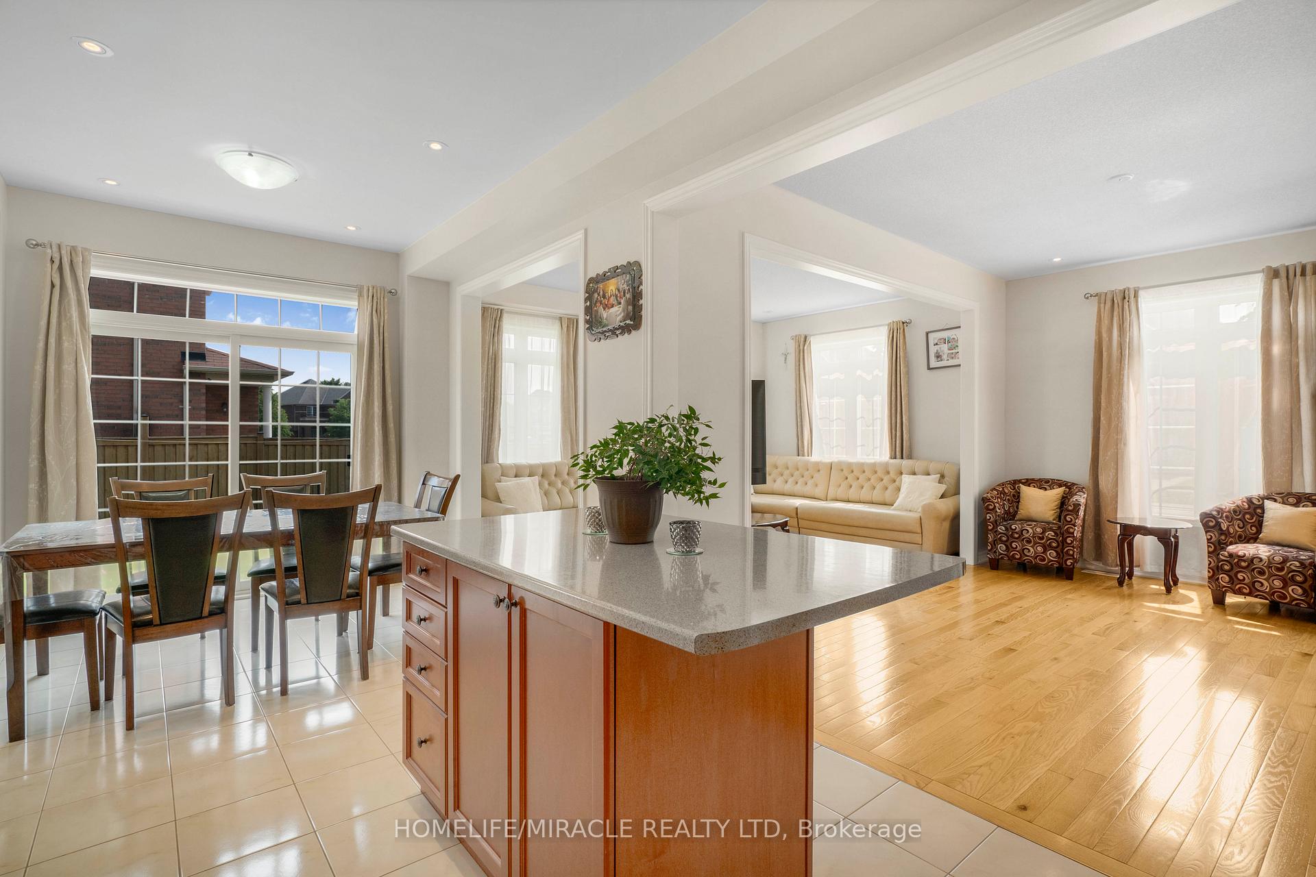 Photo 12 of 2215 Dawson Crescent, Innisfil, Alcona — HOMEH