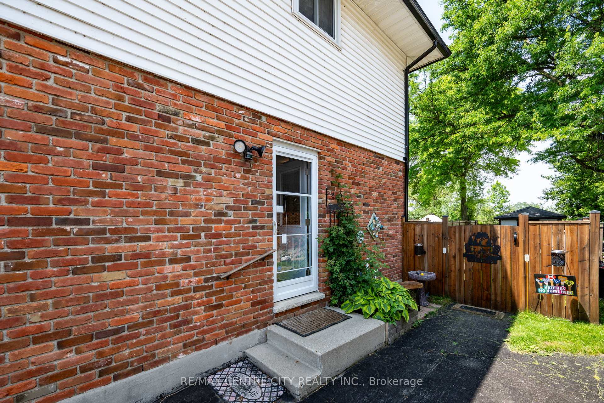 Photo 4 of 150 Culver Crescent, London, East H — HOMEH