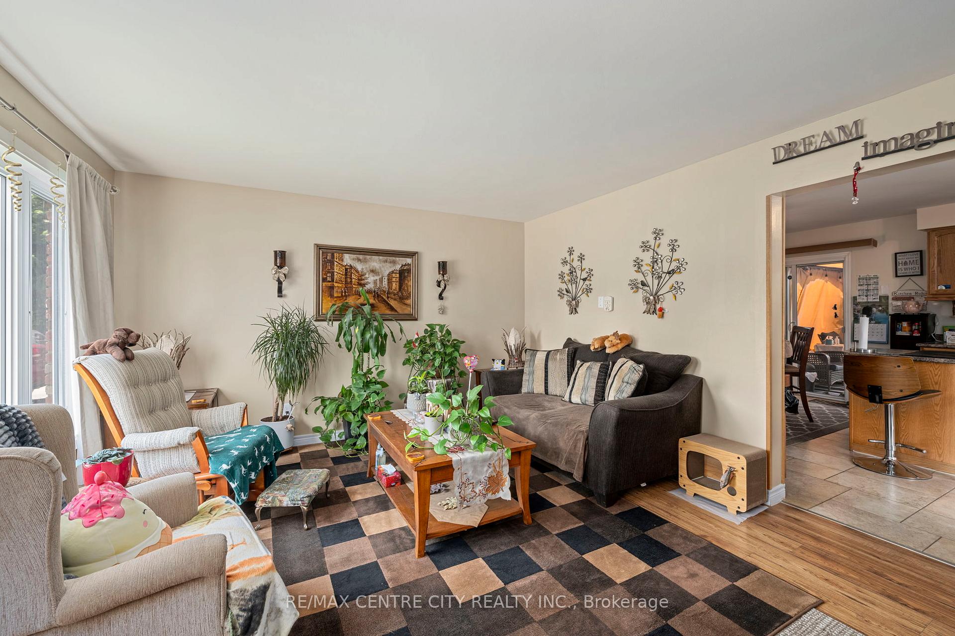Photo 5 of 150 Culver Crescent, London, East H — HOMEH