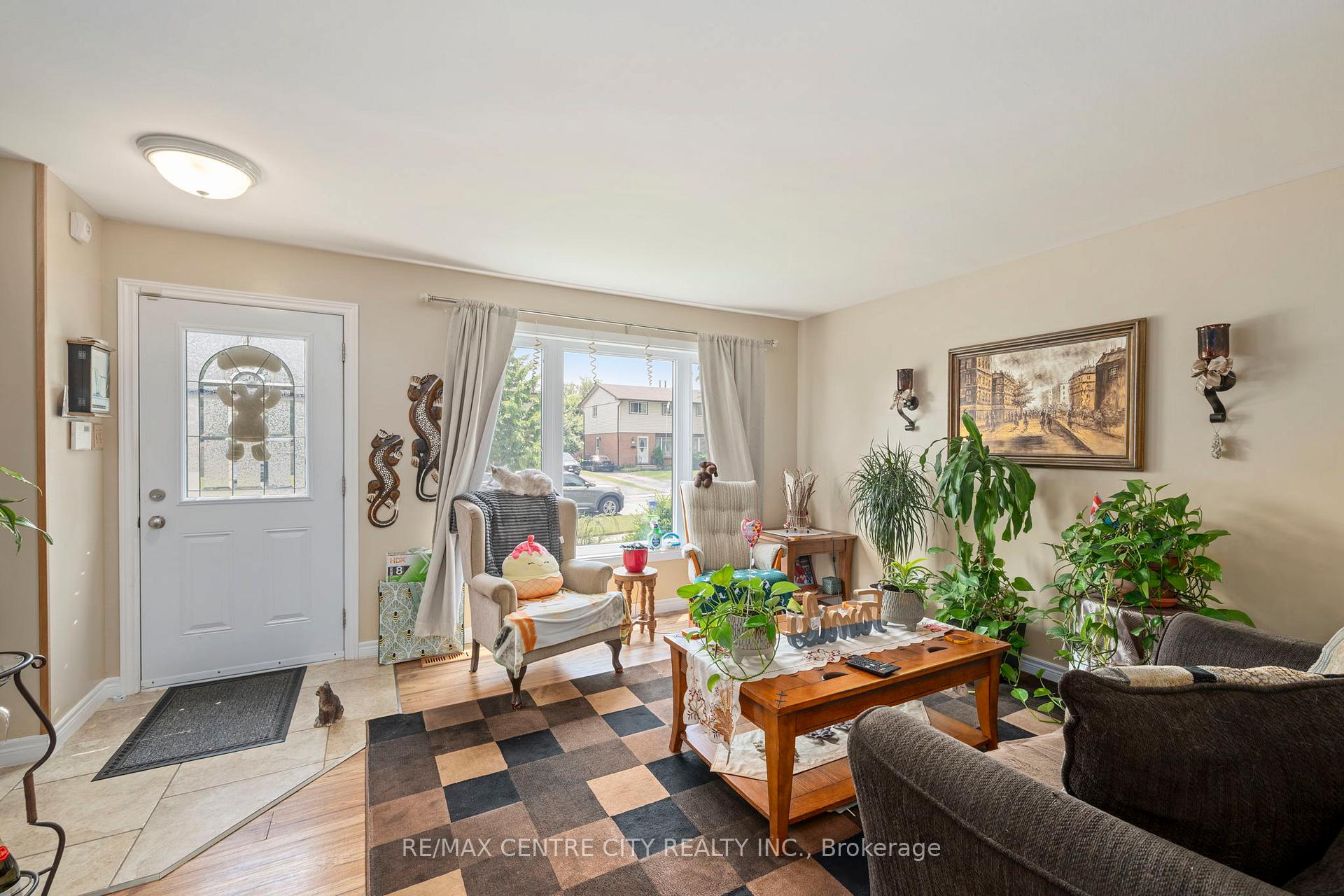Photo 6 of 150 Culver Crescent, London, East H — HOMEH