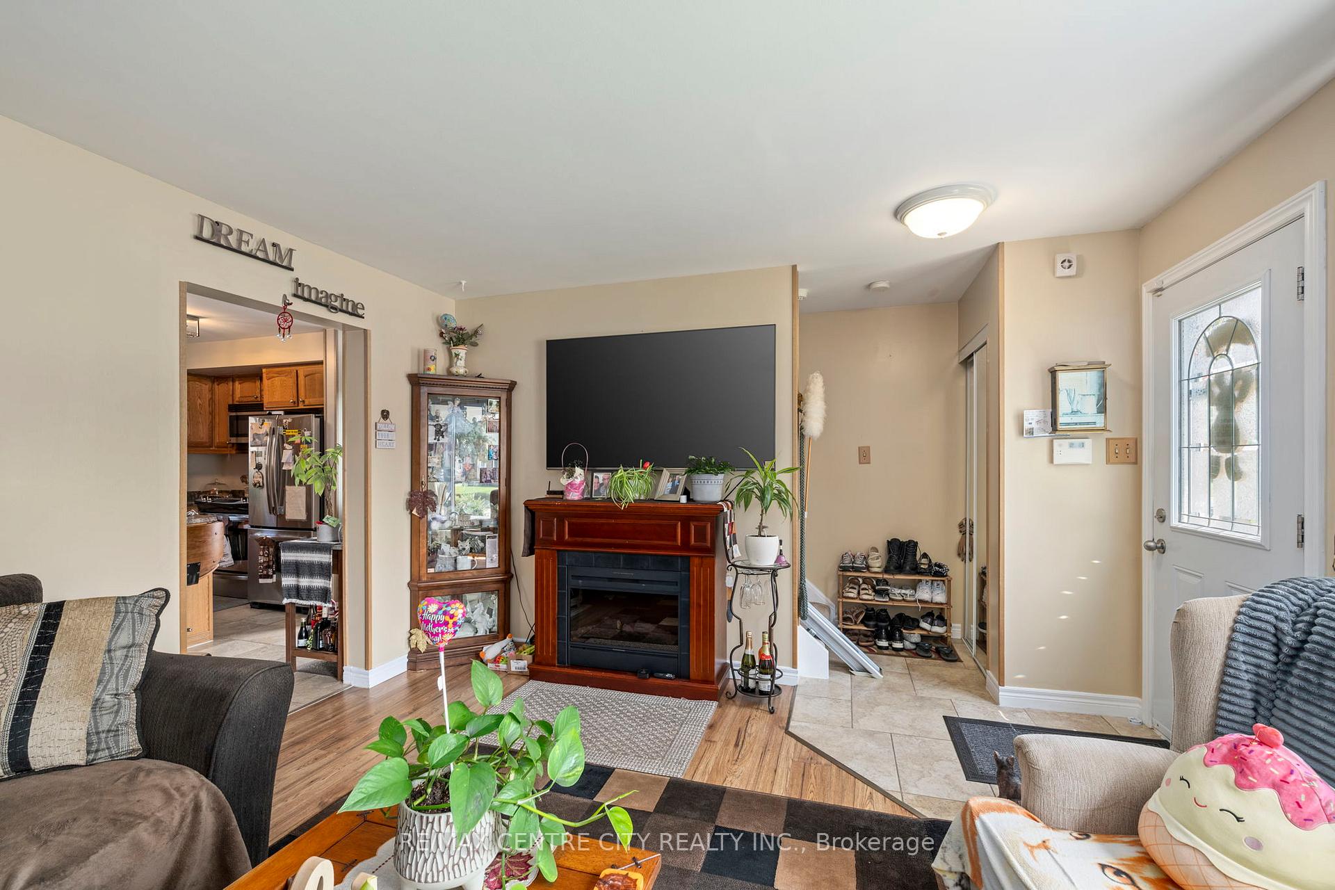 Photo 7 of 150 Culver Crescent, London, East H — HOMEH