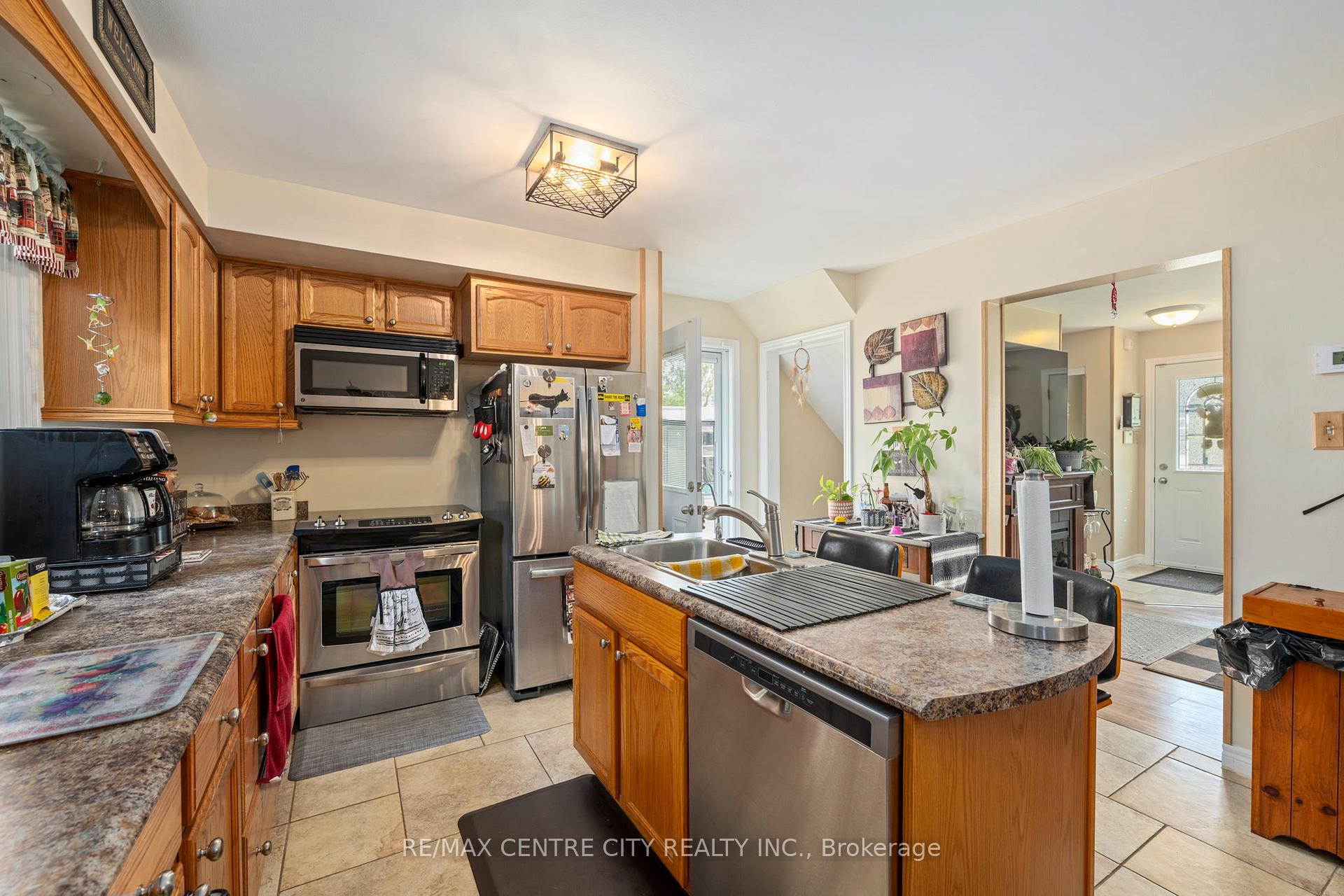 Photo 10 of 150 Culver Crescent, London, East H — HOMEH