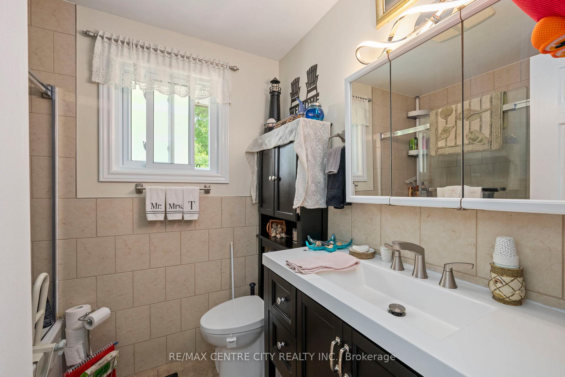 Photo 12 of 150 Culver Crescent, London, East H — HOMEH
