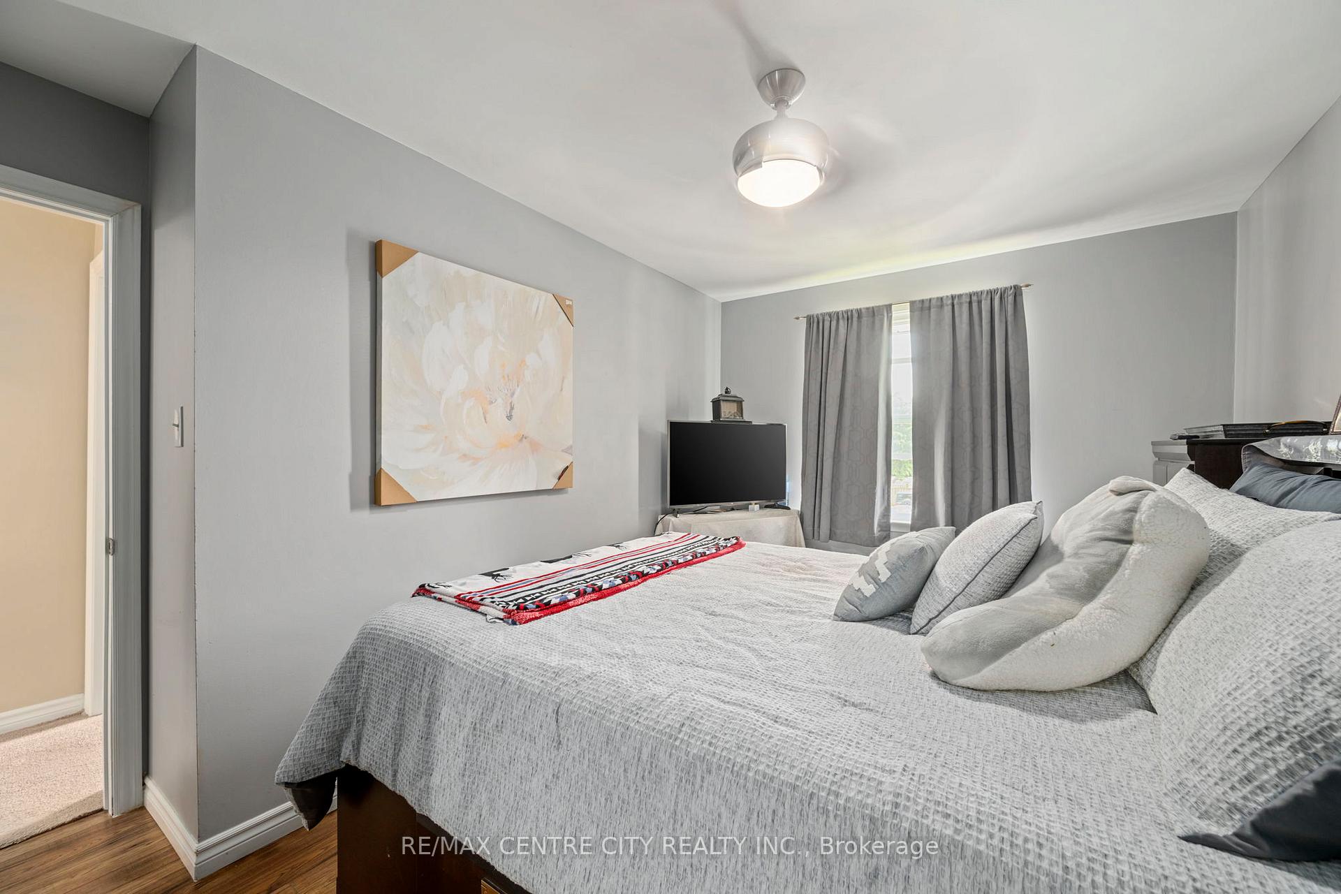Photo 18 of 150 Culver Crescent, London, East H — HOMEH