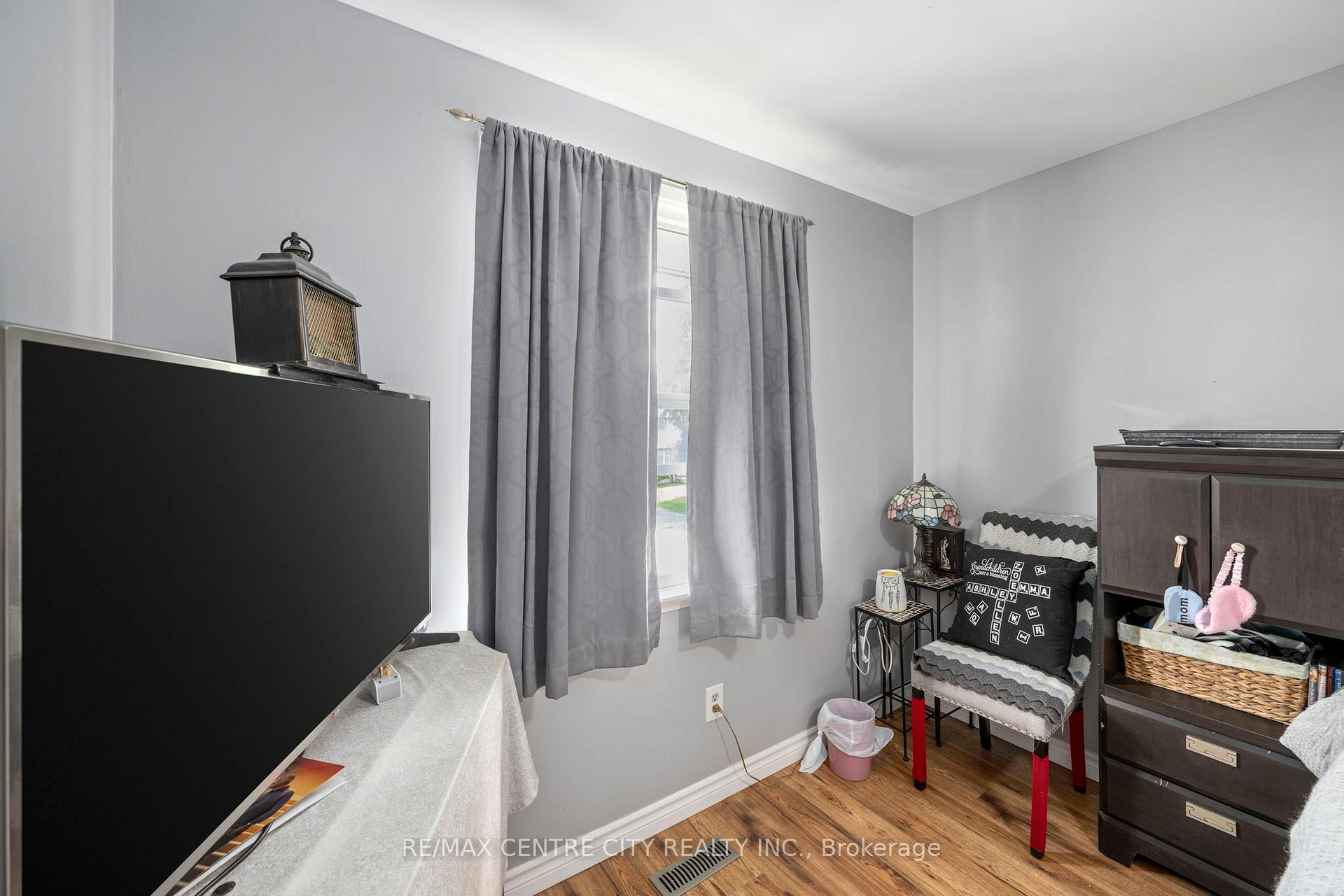 Photo 19 of 150 Culver Crescent, London, East H — HOMEH