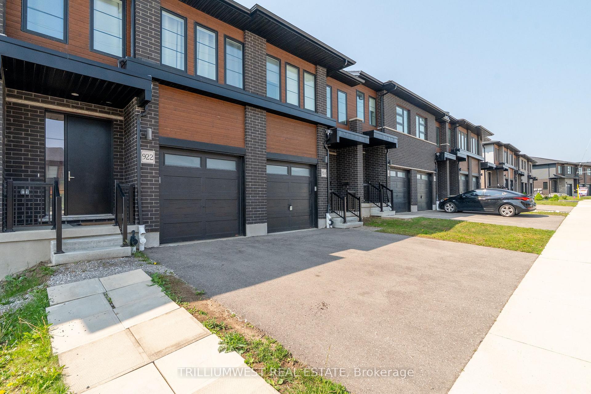 Photo 2 of 922 Robert Ferrie Drive, Kitchener — HOMEH