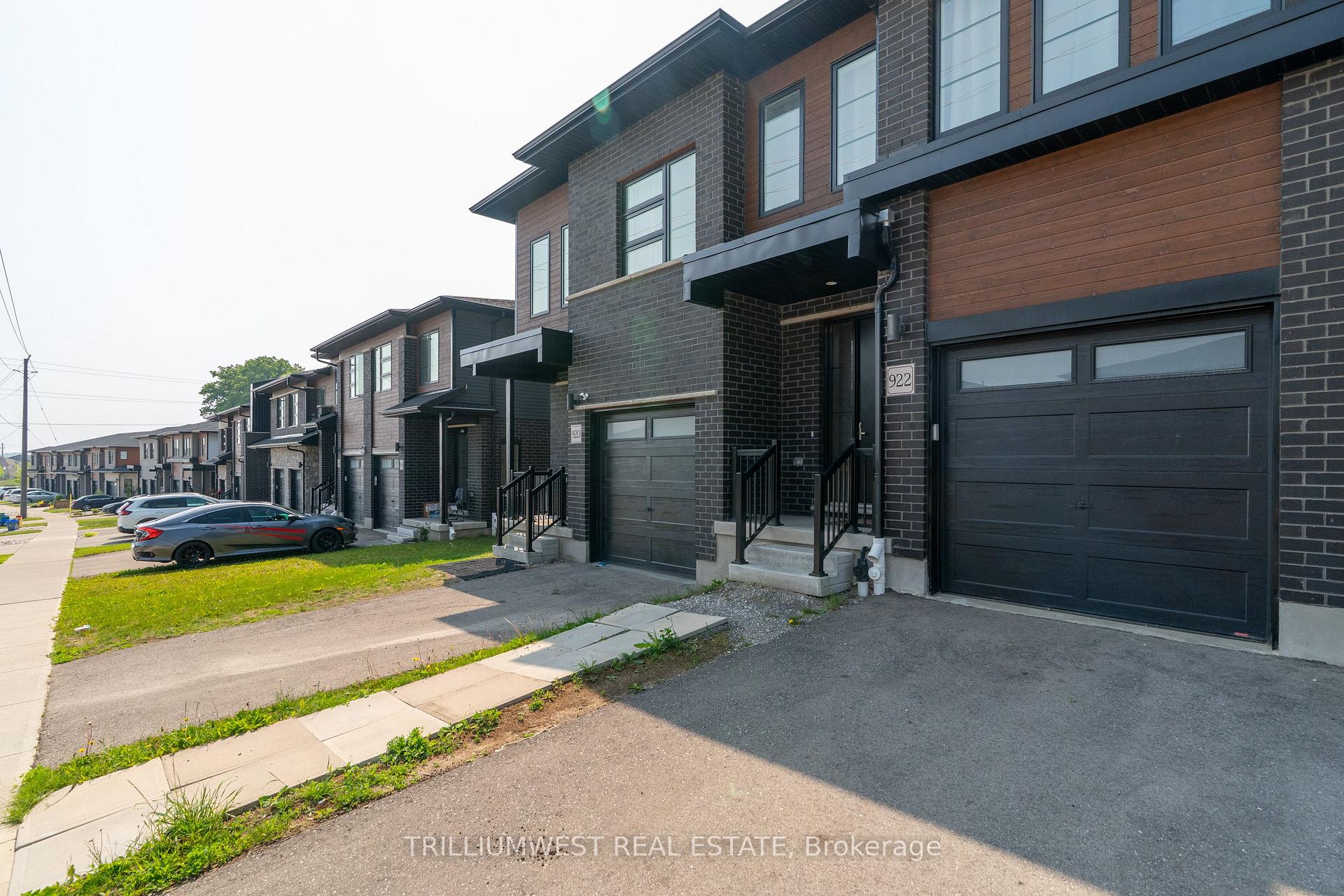 Photo 3 of 922 Robert Ferrie Drive, Kitchener — HOMEH