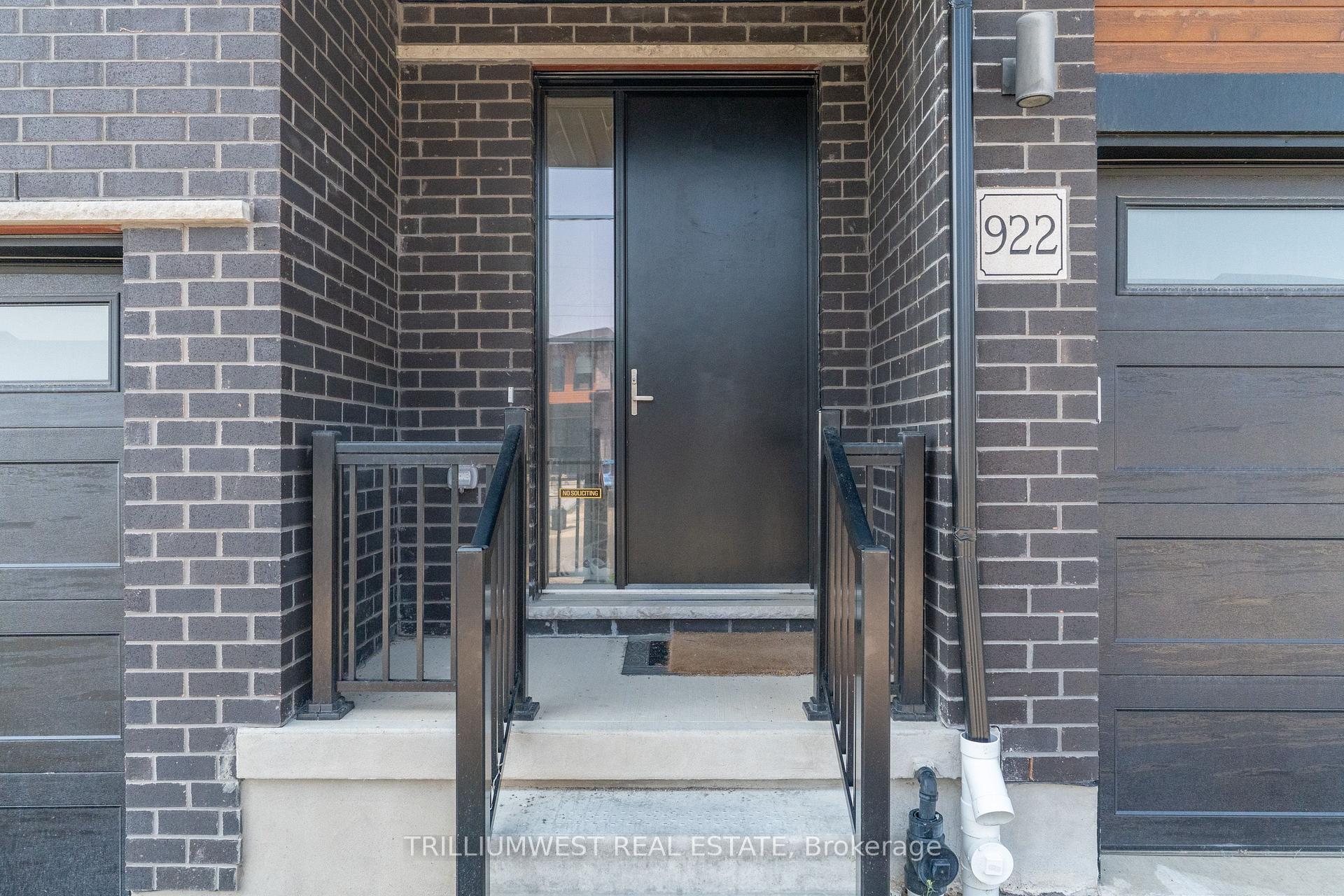 Photo 4 of 922 Robert Ferrie Drive, Kitchener — HOMEH