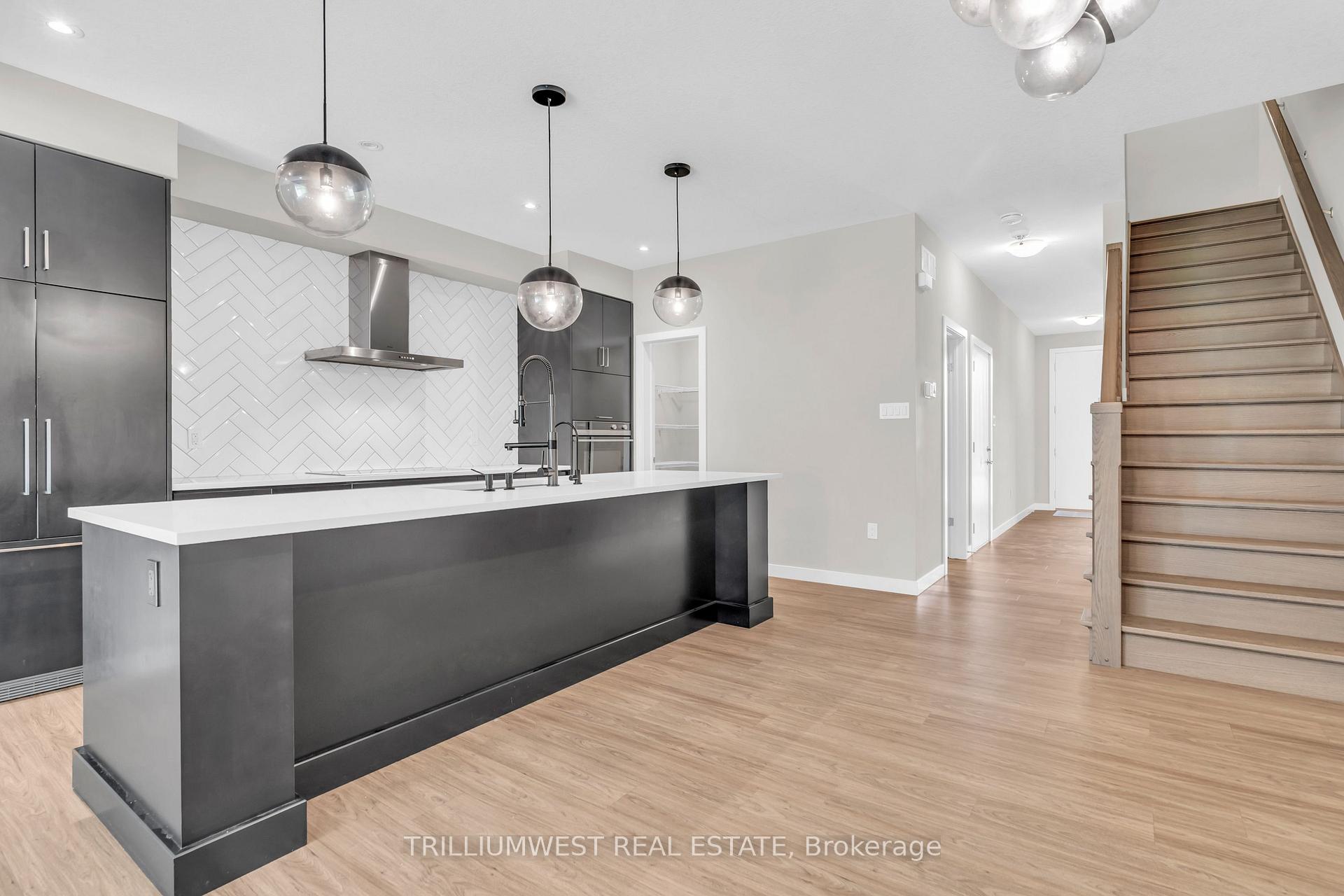 Photo 10 of 922 Robert Ferrie Drive, Kitchener — HOMEH