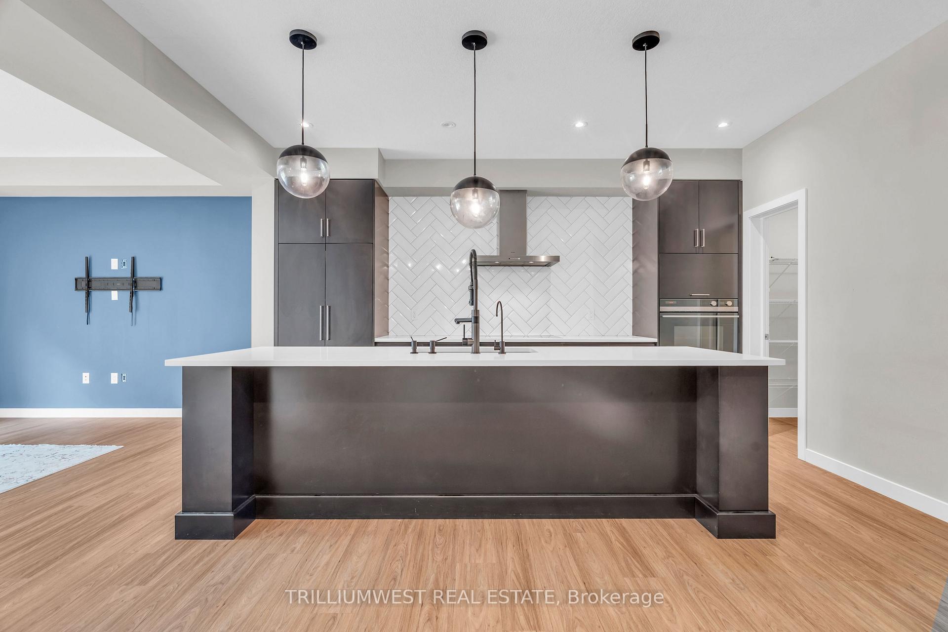 Photo 11 of 922 Robert Ferrie Drive, Kitchener — HOMEH