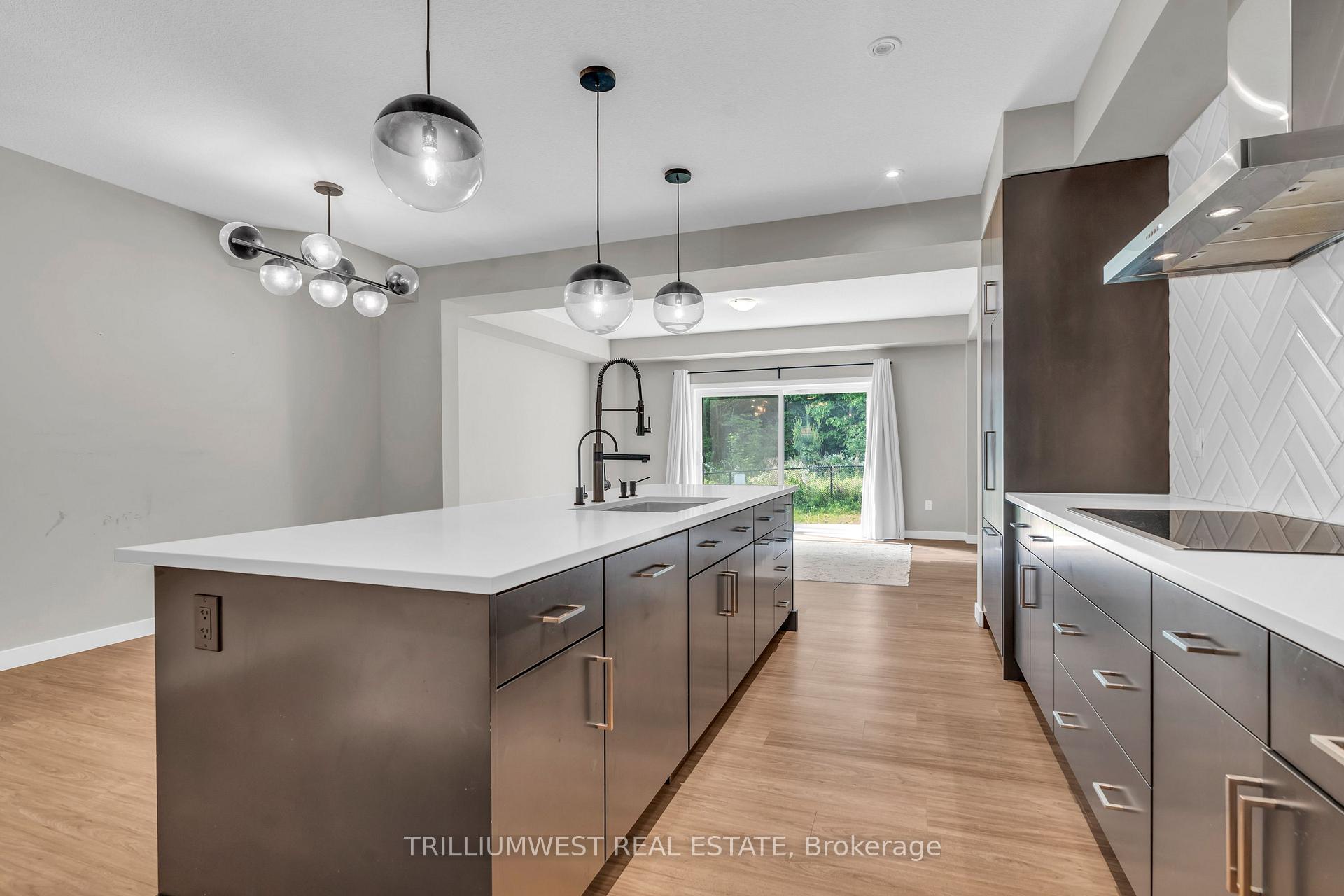 Photo 13 of 922 Robert Ferrie Drive, Kitchener — HOMEH
