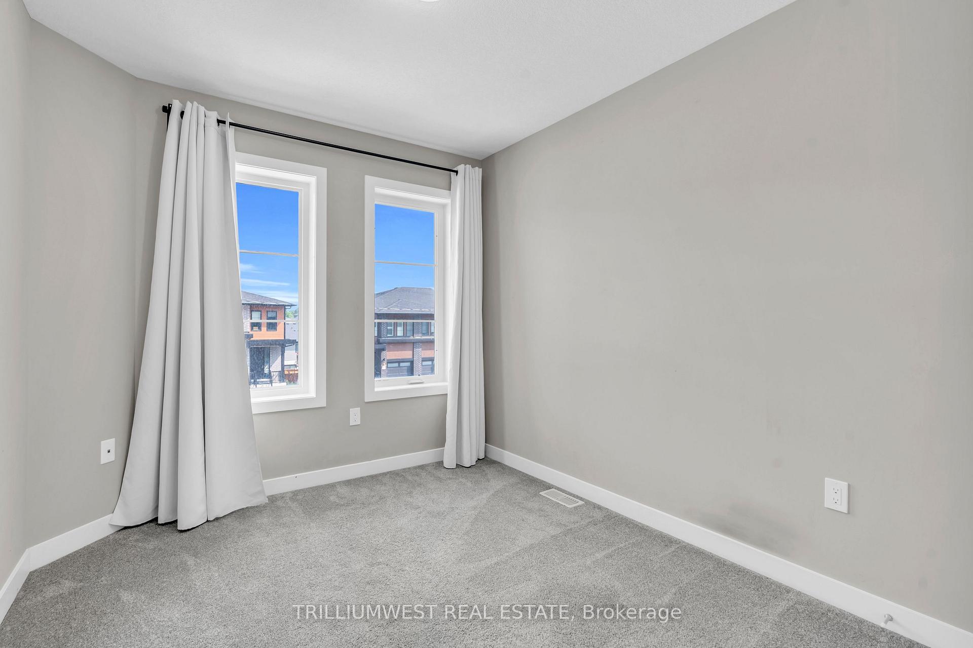 Photo 17 of 922 Robert Ferrie Drive, Kitchener — HOMEH