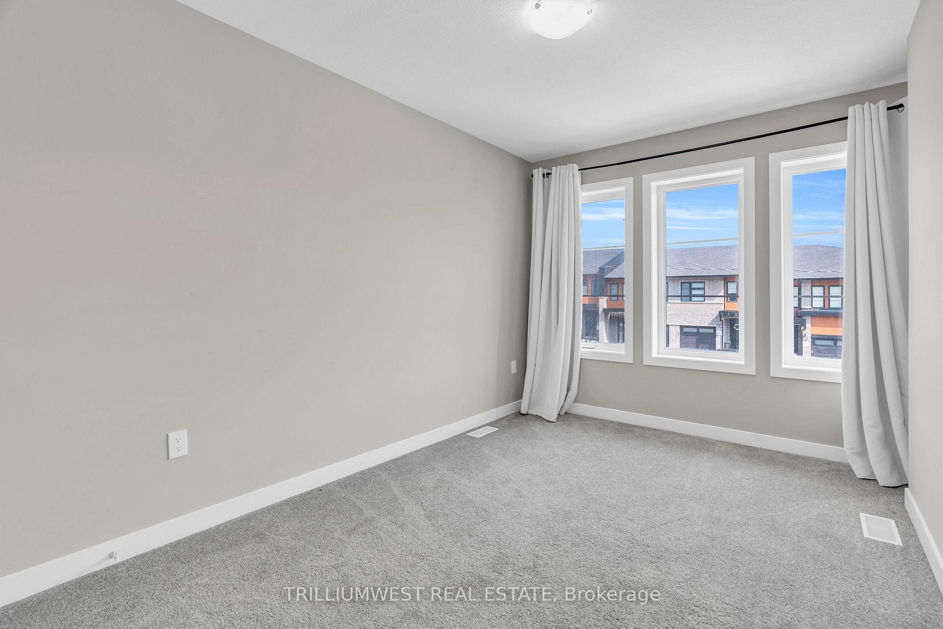 Photo 19 of 922 Robert Ferrie Drive, Kitchener — HOMEH