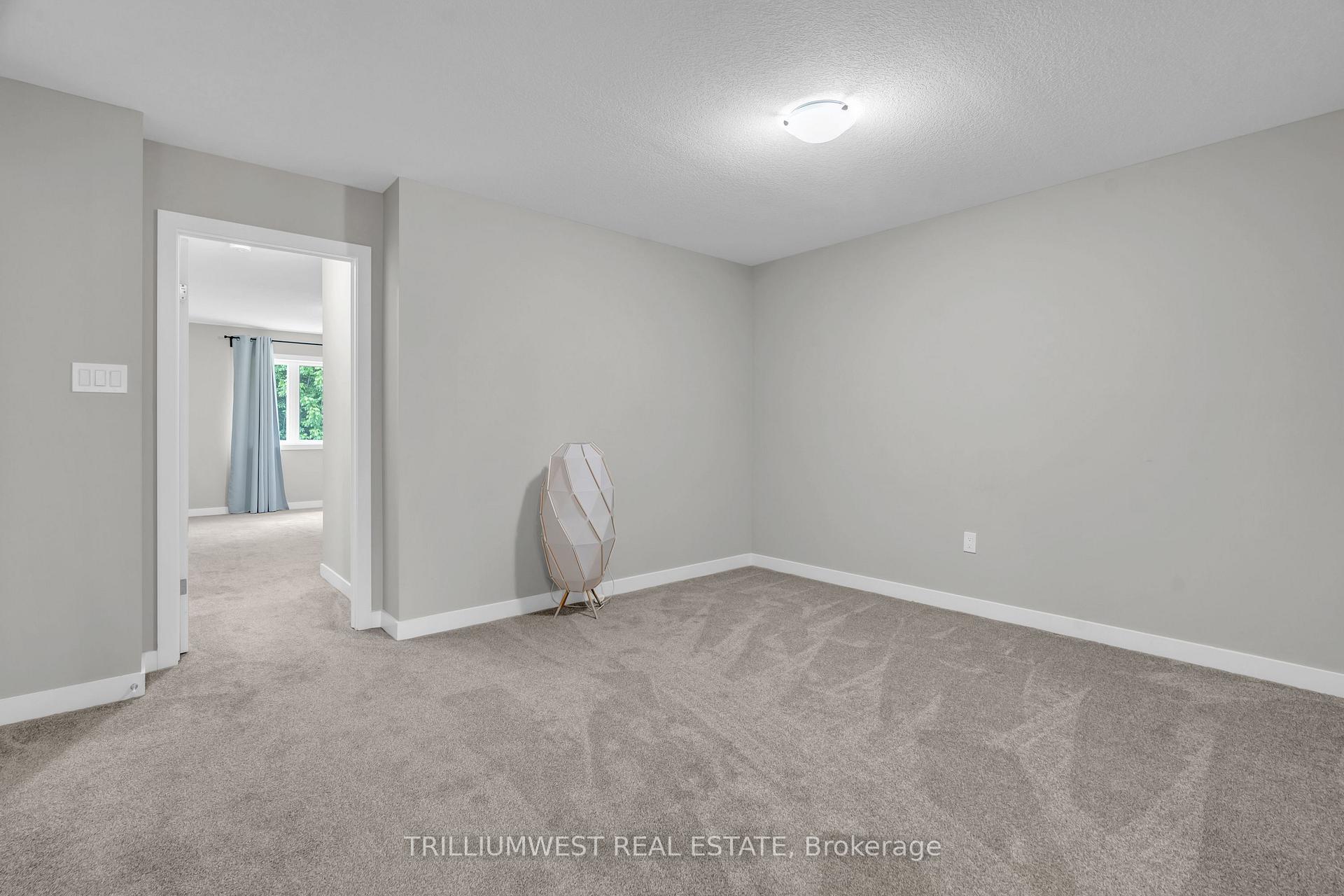 Photo 22 of 922 Robert Ferrie Drive, Kitchener — HOMEH