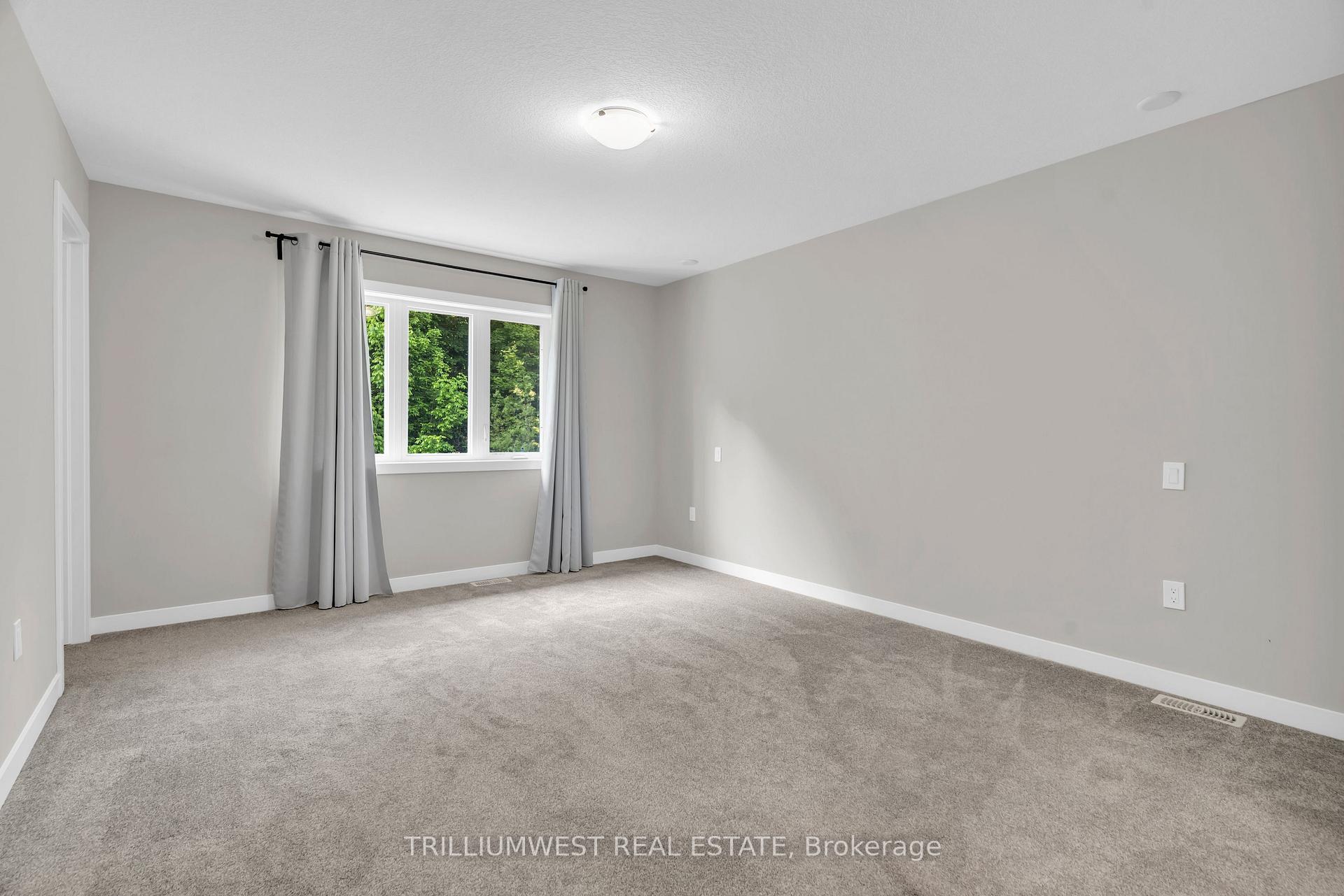 Photo 24 of 922 Robert Ferrie Drive, Kitchener — HOMEH