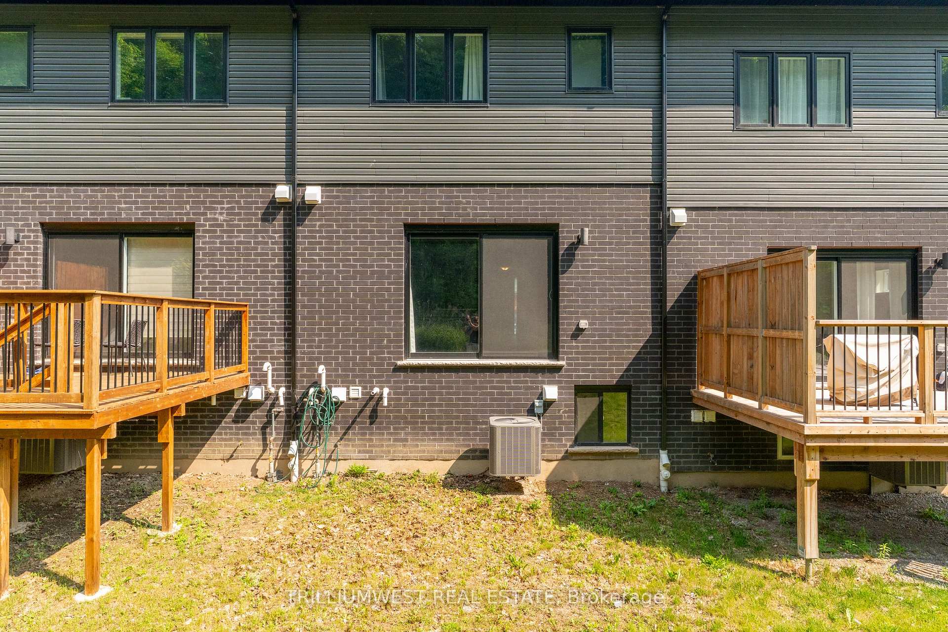 Photo 29 of 922 Robert Ferrie Drive, Kitchener — HOMEH