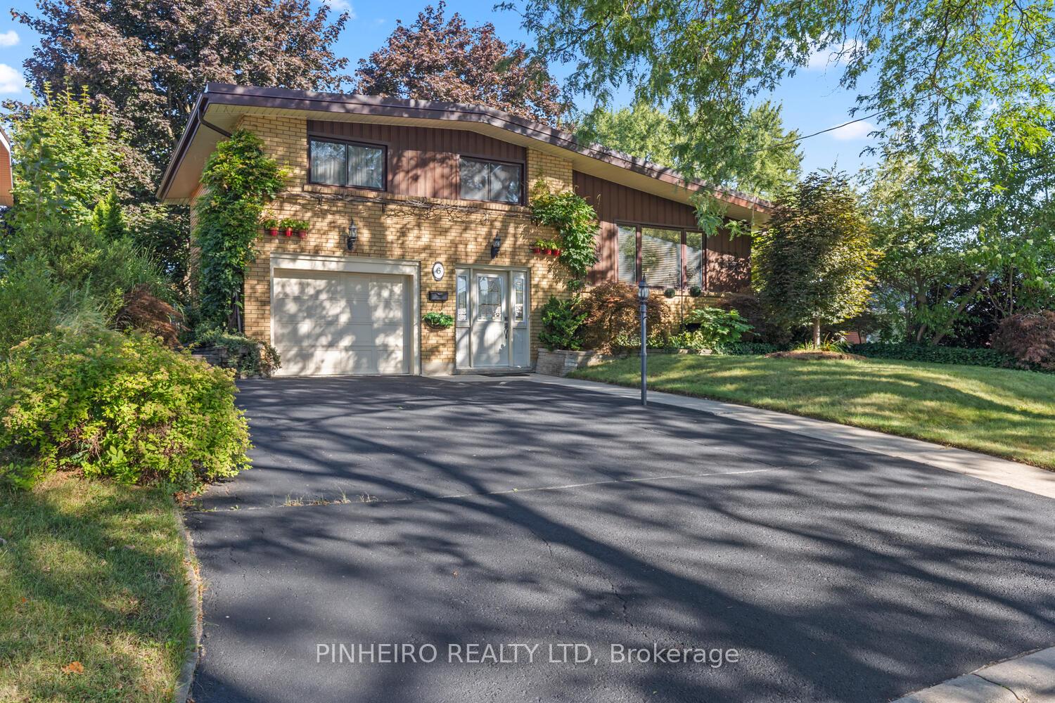 Front of 6 Oregon Road