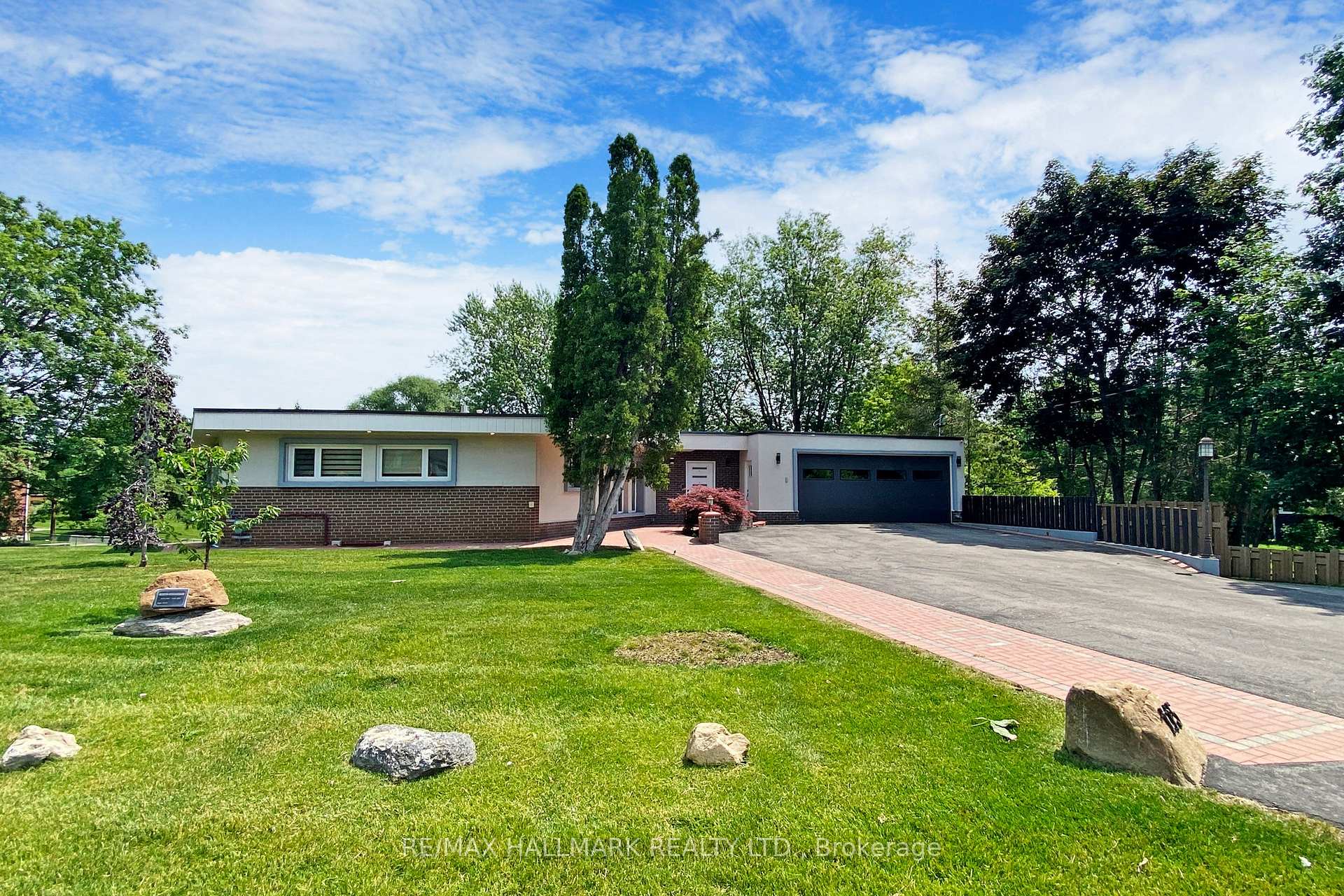 Front of 115 Lynwood Crescent