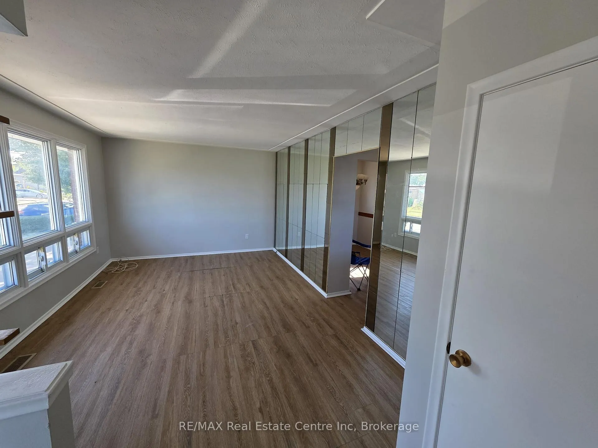 Photo 3 of 264 Vansitmart Avenue, Hamilton, McQuesten — HOMEH