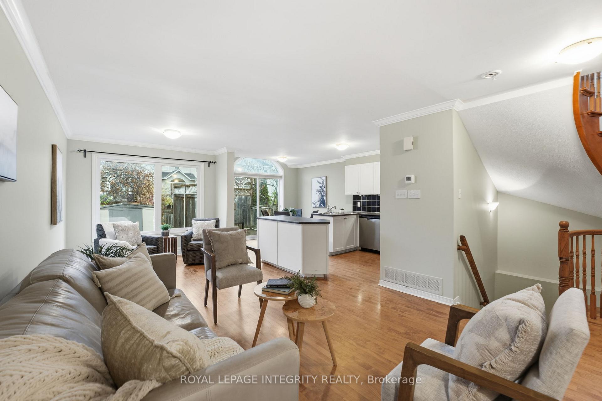 Photo 3 of 27 Flowertree Crescent, Ottawa, Kanata - Emerald Meadows/Trailwest — HOMEH