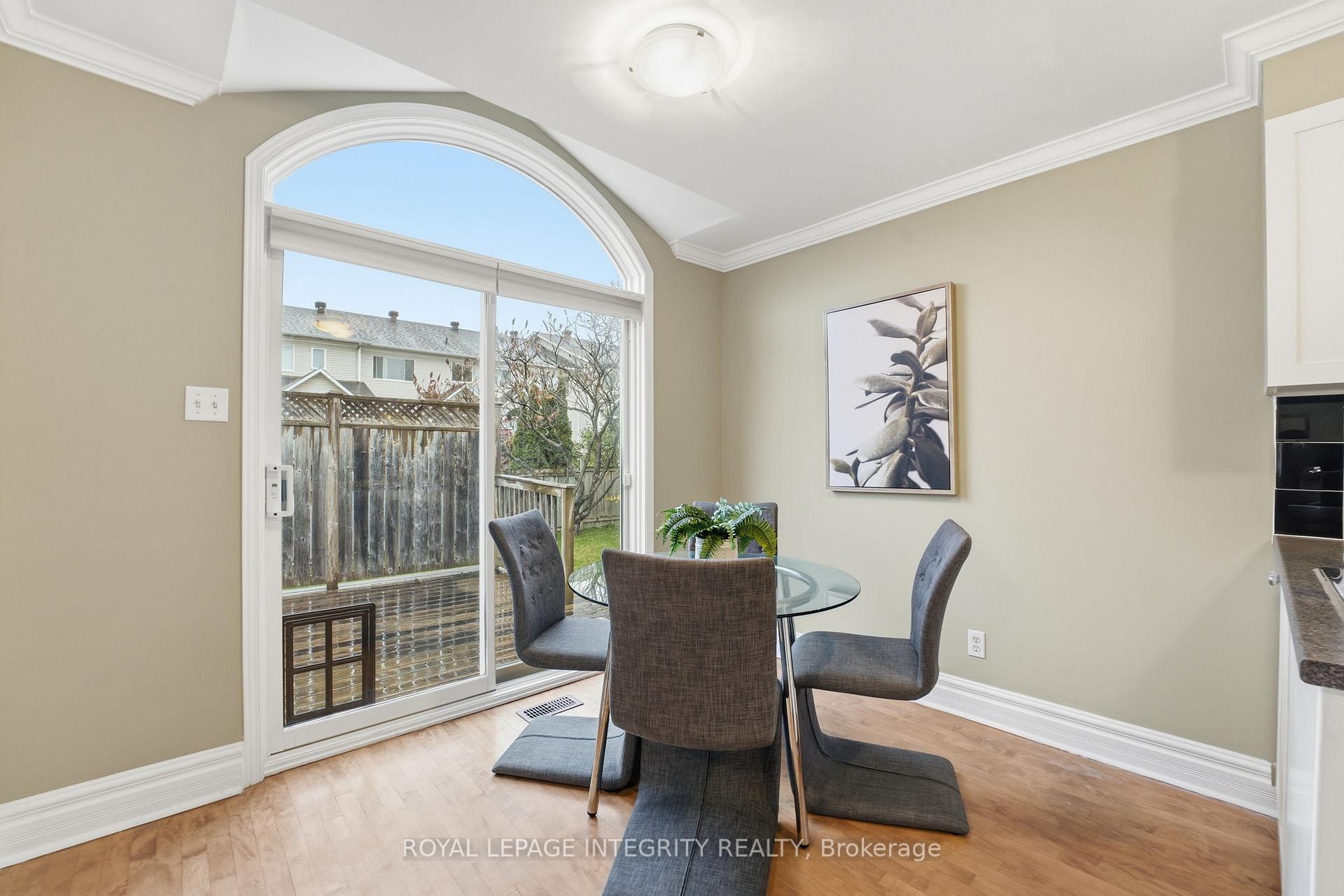 Photo 8 of 27 Flowertree Crescent, Ottawa, Kanata - Emerald Meadows/Trailwest — HOMEH
