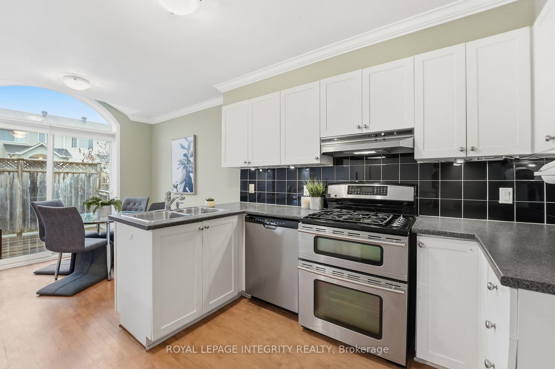 Photo 9 of 27 Flowertree Crescent, Ottawa, Kanata - Emerald Meadows/Trailwest — HOMEH