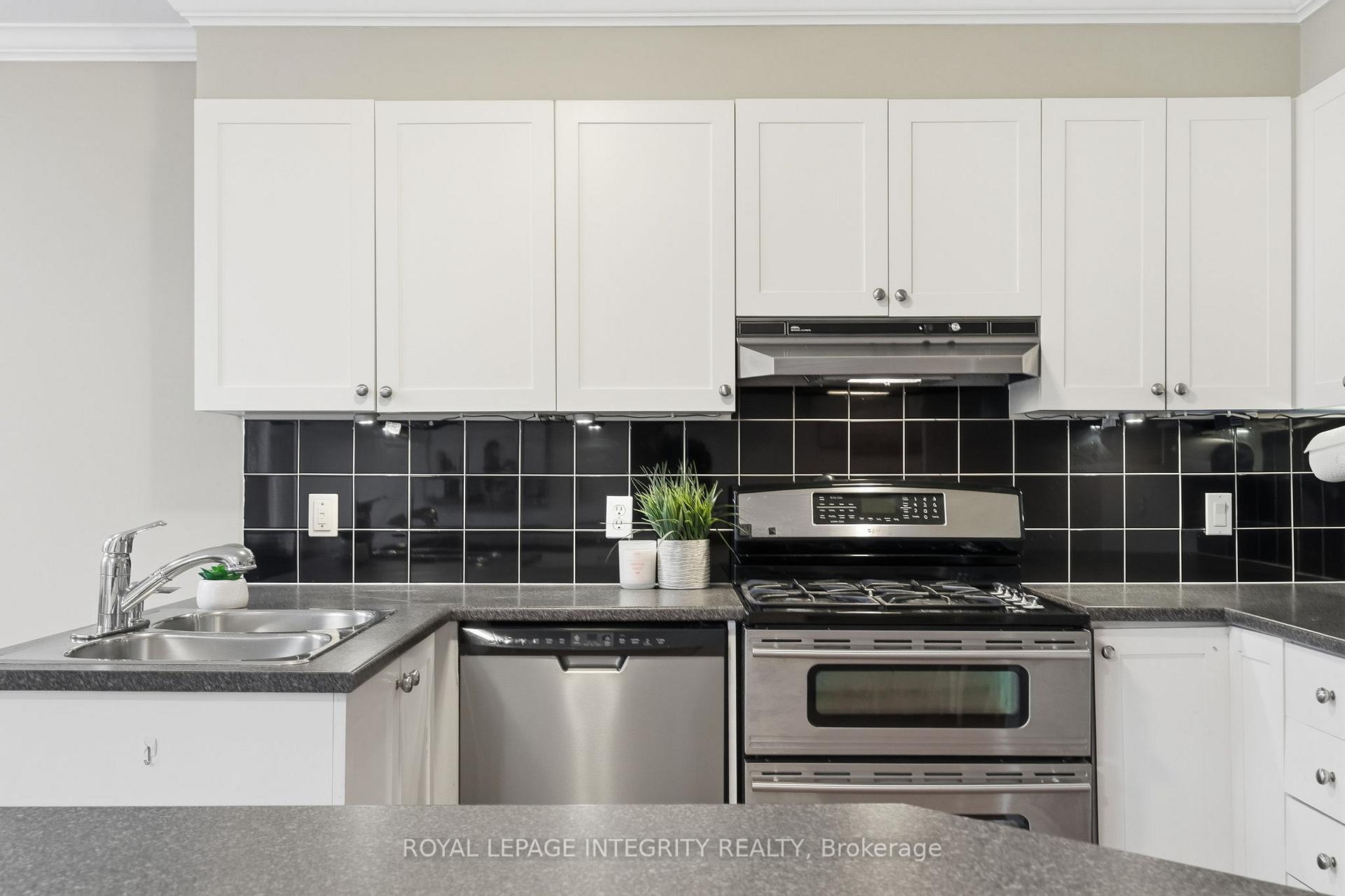 Photo 10 of 27 Flowertree Crescent, Ottawa, Kanata - Emerald Meadows/Trailwest — HOMEH
