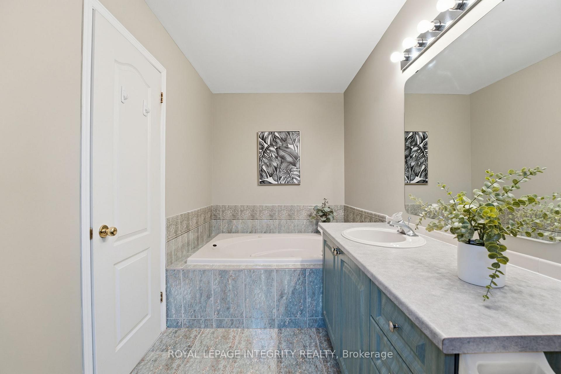 Photo 20 of 27 Flowertree Crescent, Ottawa, Kanata - Emerald Meadows/Trailwest — HOMEH