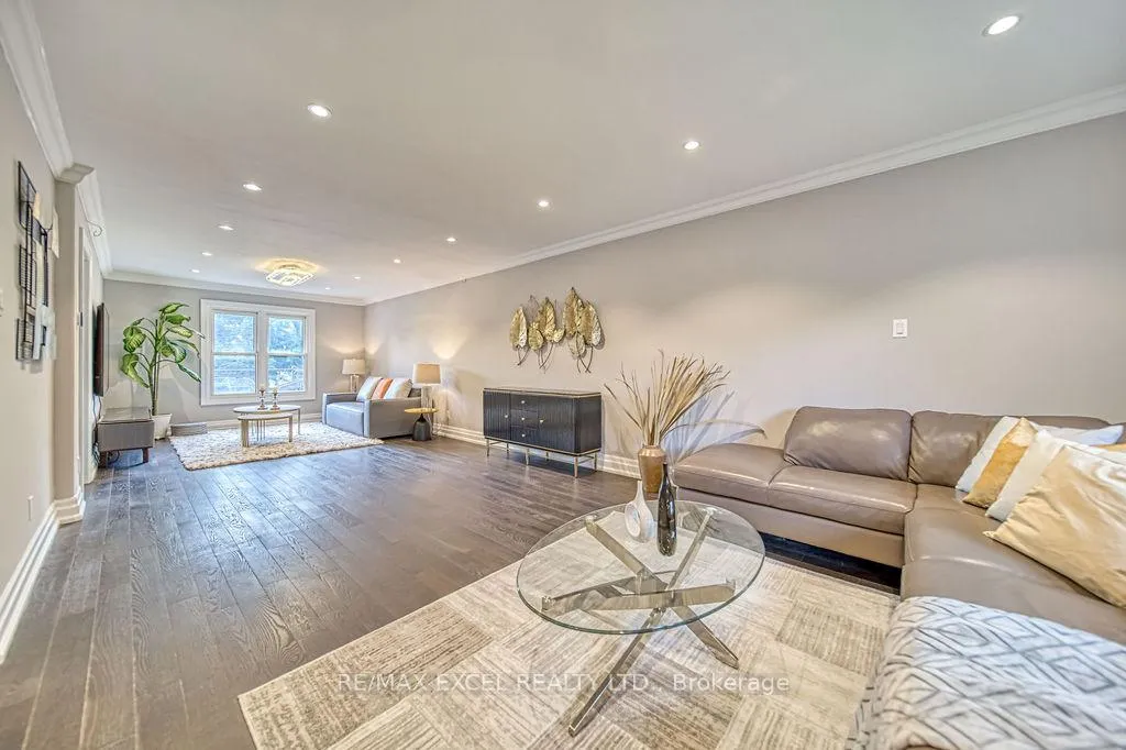 Photo 4 of 88 Montgomery Court, Markham, Buttonville — HOMEH