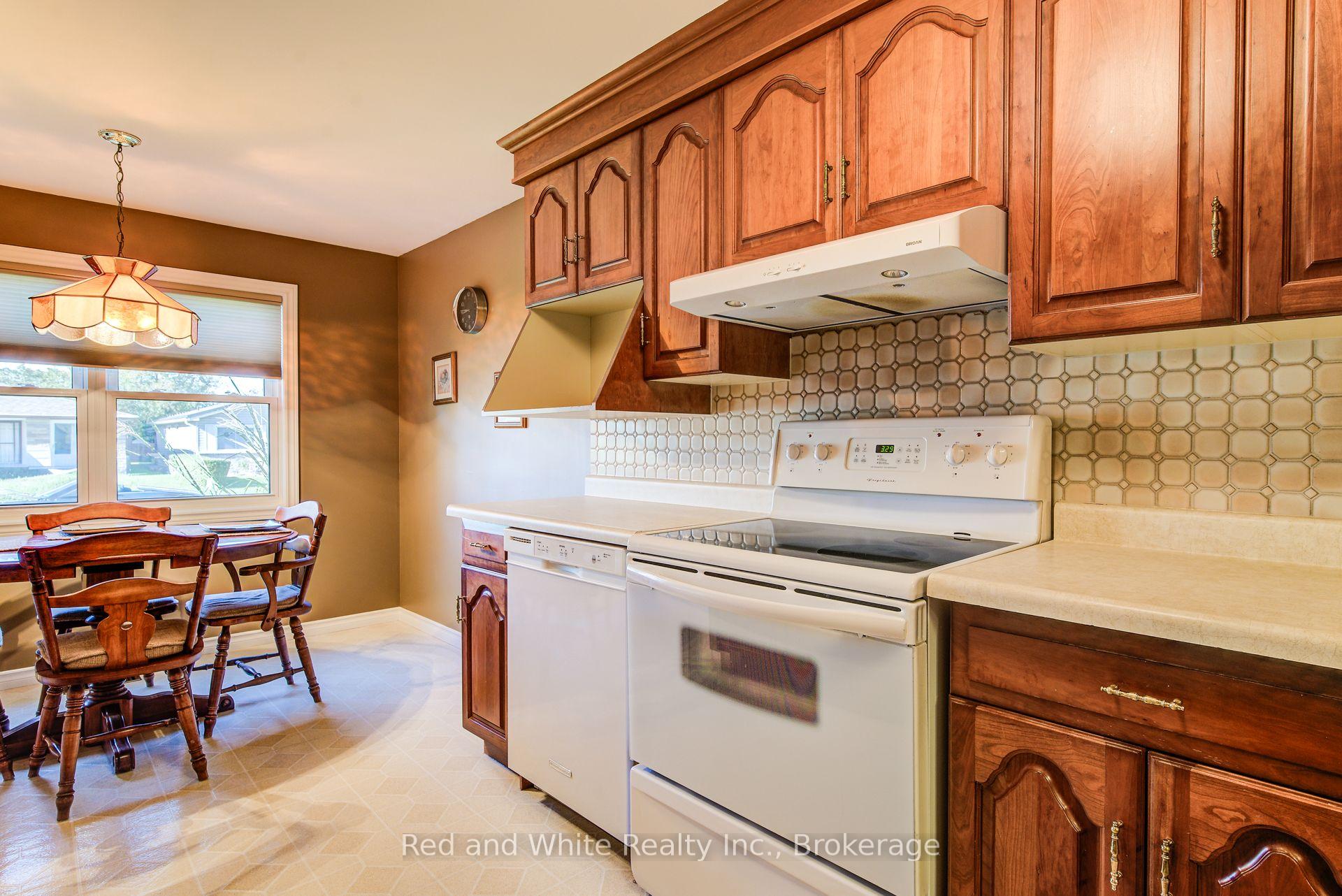 Photo 11 of 53 Belwood Crescent, Kitchener — HOMEH