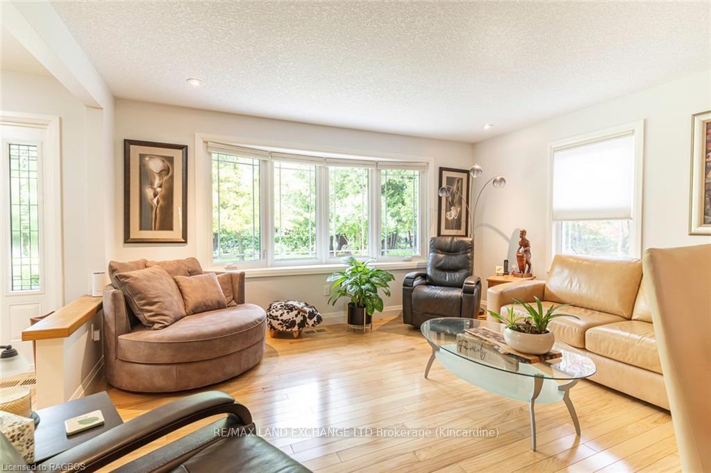 Photo 5 of 40 Albert Road, Kincardine — HOMEH