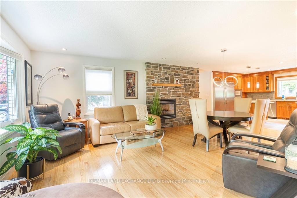 Photo 6 of 40 Albert Road, Kincardine — HOMEH